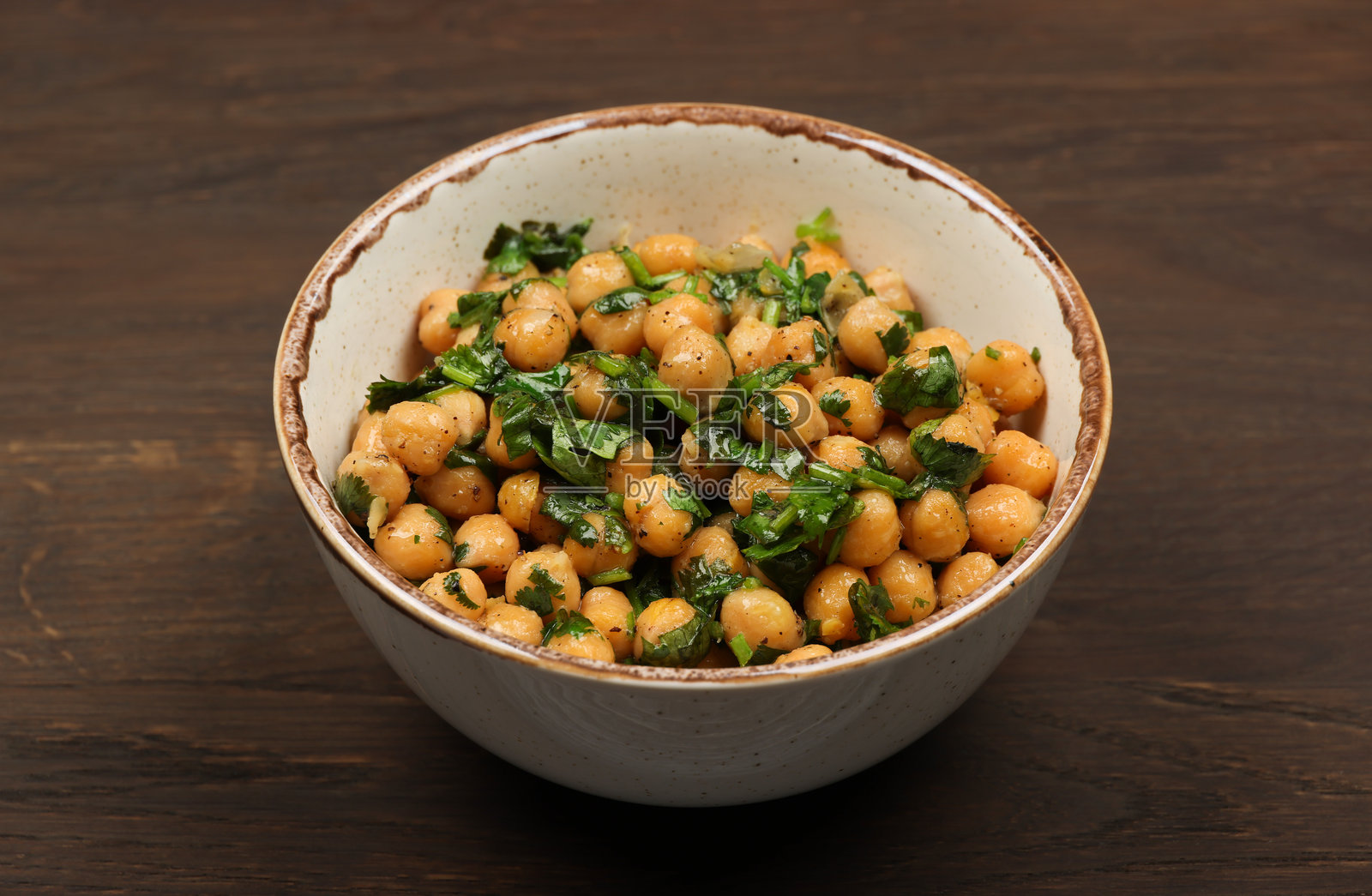 一碗健康的鹰嘴豆沙拉配欧芹照片摄影图片