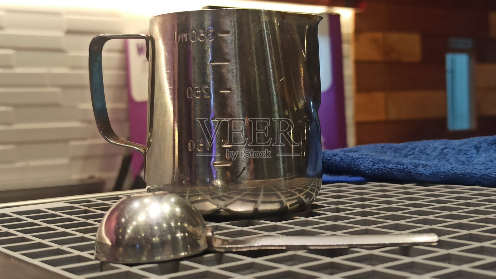 用于咖啡冲泡的不锈钢量杯照片摄影图片