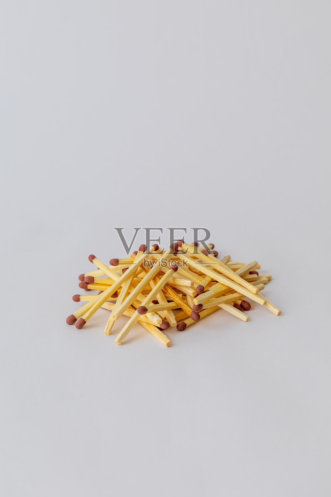 白色背景上的木质火柴堆照片摄影图片