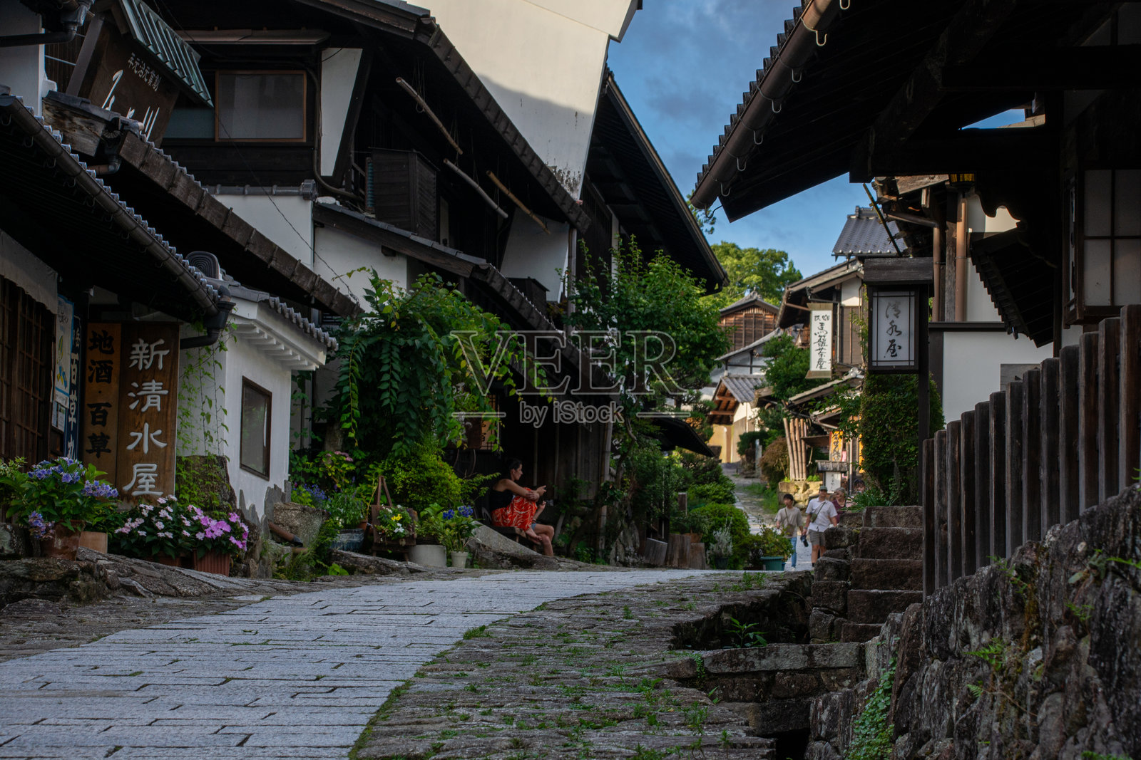 马笼宿的传统石板路和历史悠久的木屋照片摄影图片