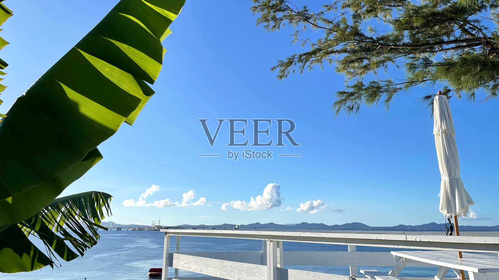 蔚蓝天空，冲绳海滩照片摄影图片