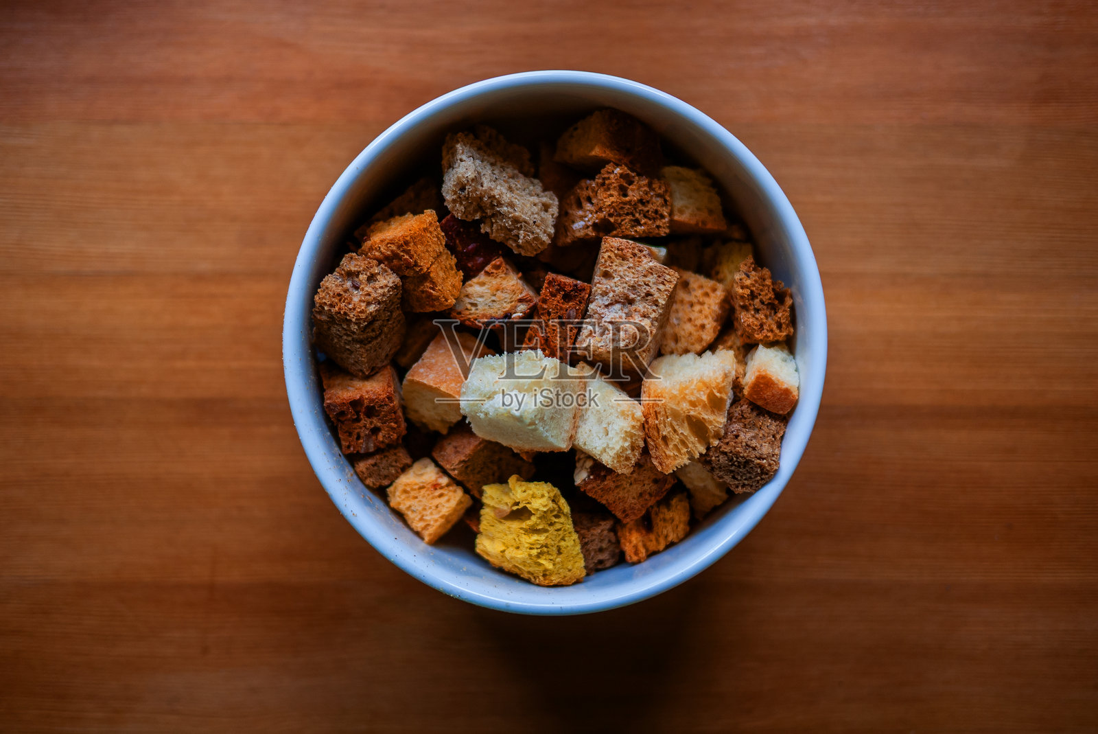 碗里的烤面包丁，俯视视角照片摄影图片