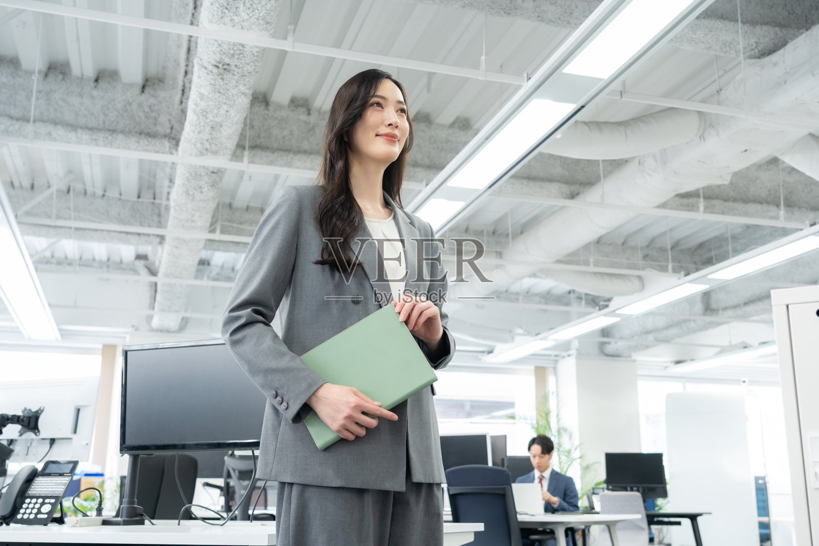 女商人在办公室工作照片摄影图片