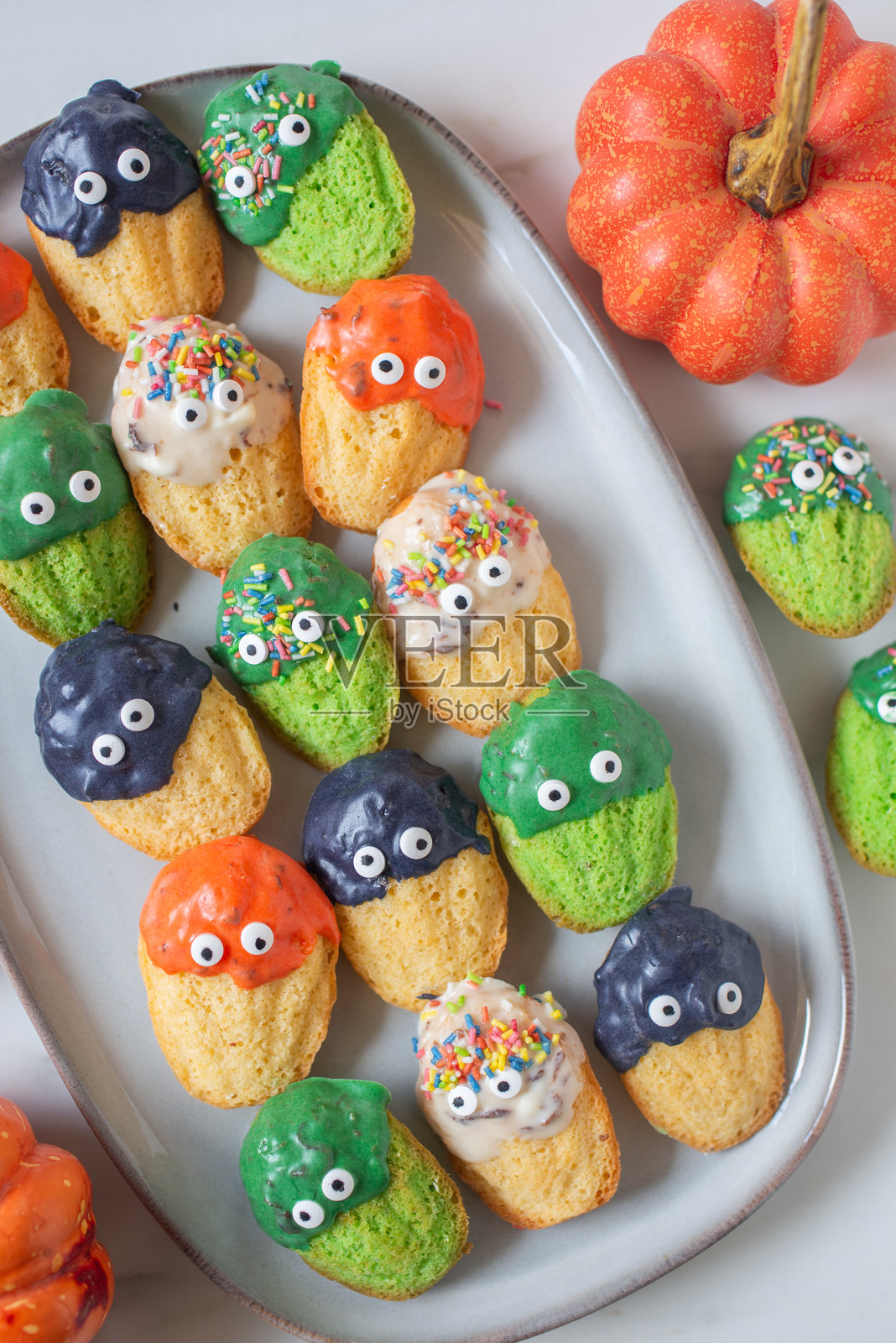 万圣节彩色法式玛芬蛋糕照片摄影图片