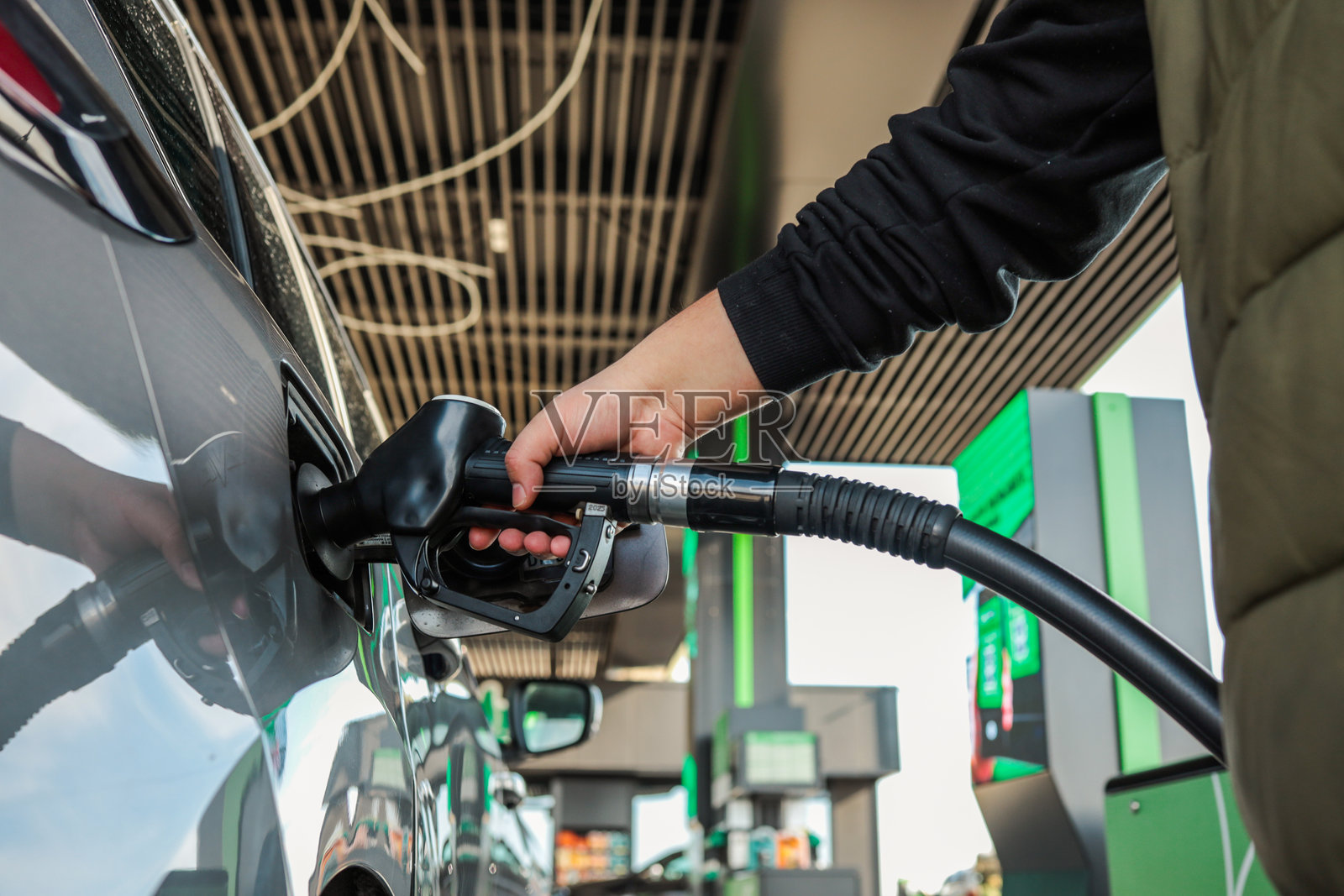 在加油站给汽车加油照片摄影图片