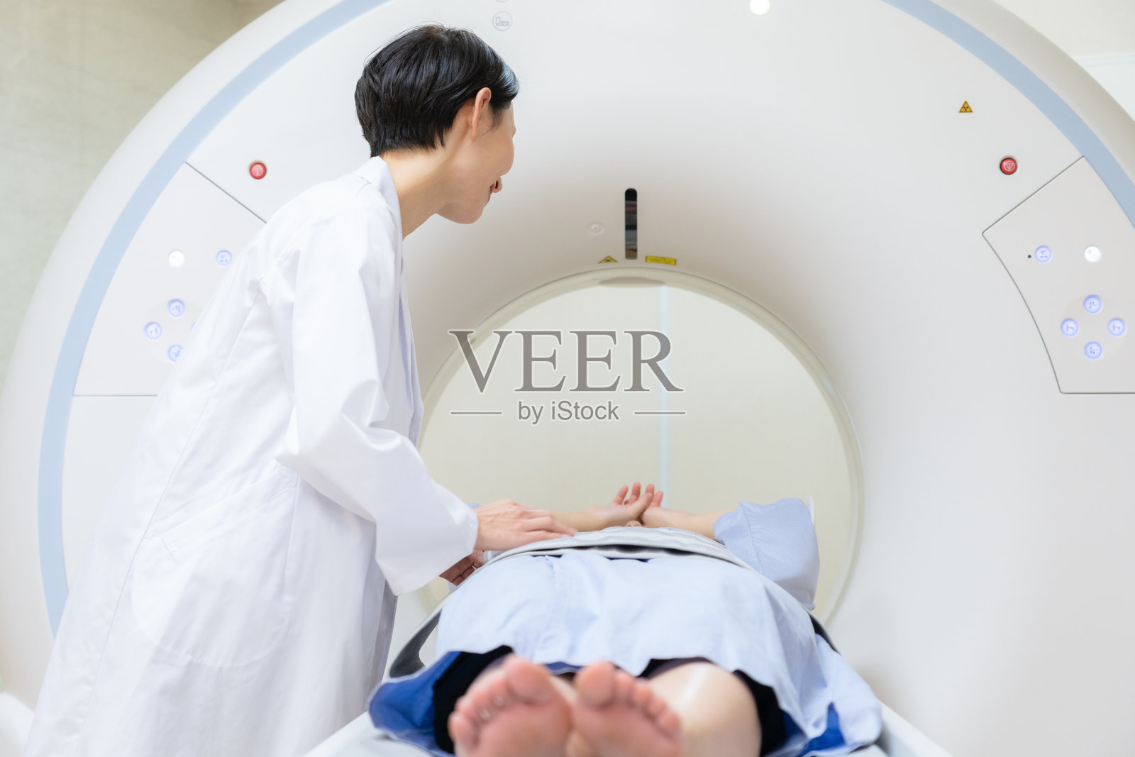 一名女性正在接受CT扫描照片摄影图片