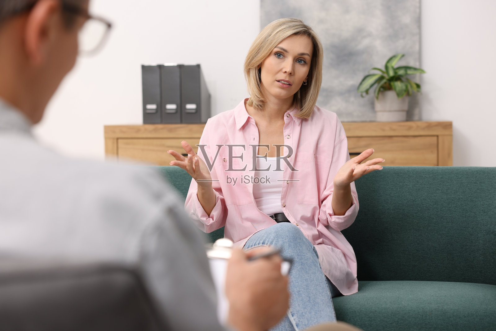 专业心理医生在办公室与病人工作，特写照片摄影图片