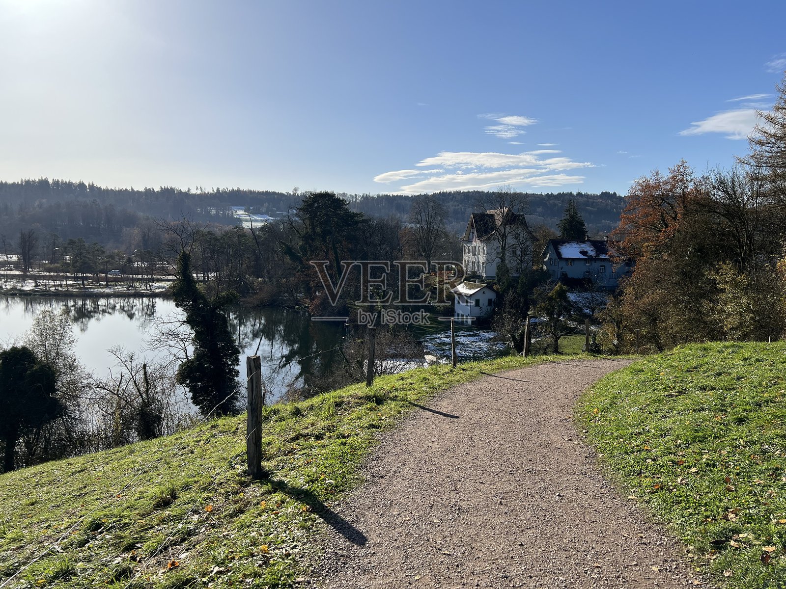 瑞士苏黎世州雷根斯多夫的卡茨恩湖（Katzenseen）周边的运动和休闲步道，或沿着卡茨恩湖（Katzen Lake）的滨湖大道照片摄影图片