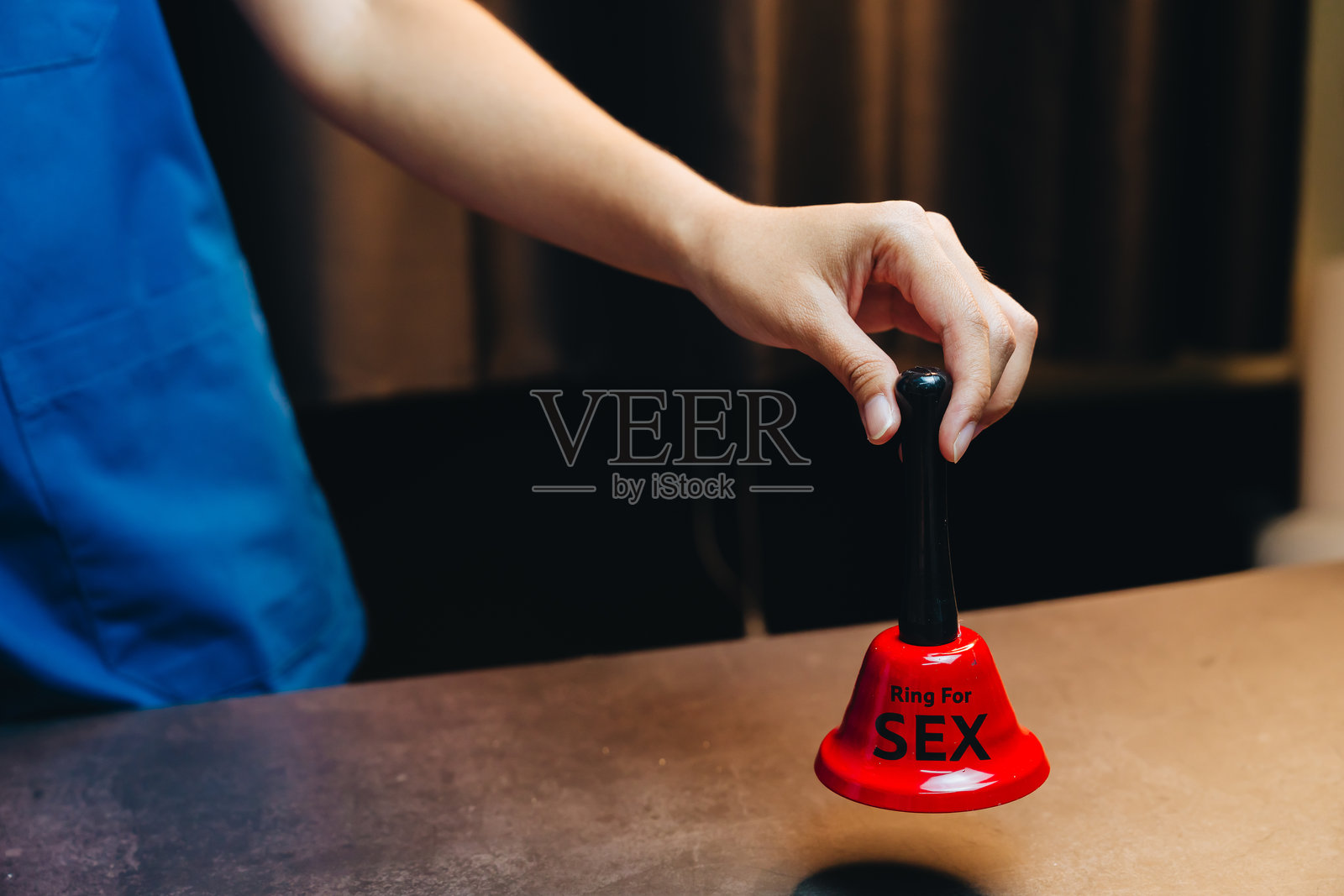 成人派对概念。桌上的夺目红铃铛，上面刻有“性”字，非常适合有趣的成人聚会和派对主题照片摄影图片
