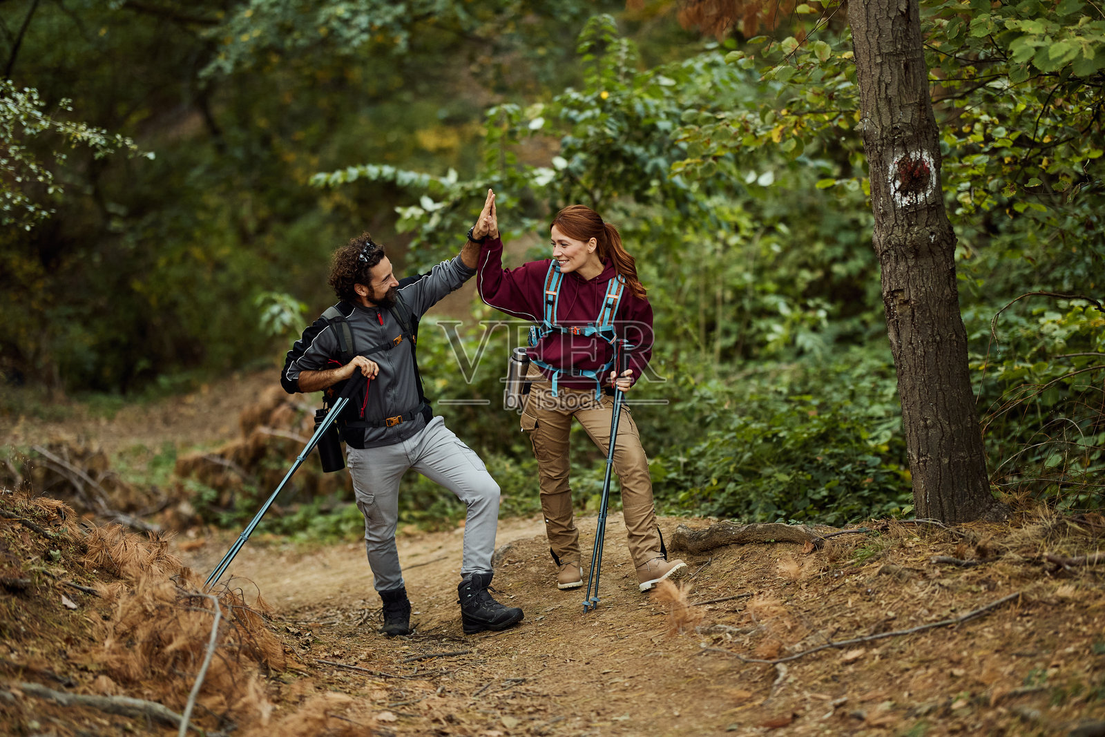 徒步情侣击掌庆祝团队合作和积极的生活方式照片摄影图片