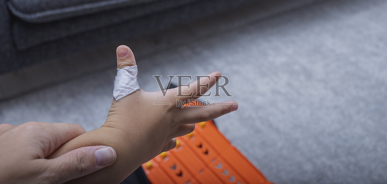 孩子身上的伤口贴着创可贴照片摄影图片