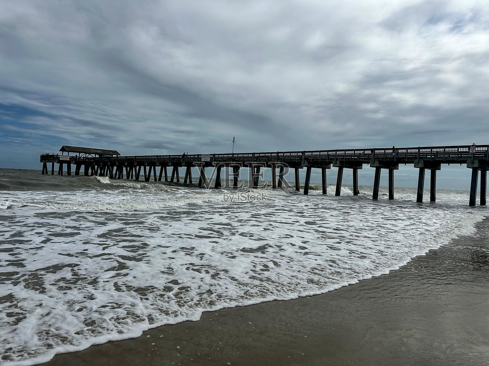 乔治亚州泰比岛海滩旁大西洋上的美丽钓鱼码头照片摄影图片