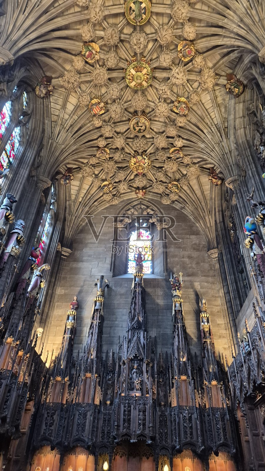 苏格兰圣吉尔斯大教堂内饰，华丽的哥特式天花板和圣坛照片摄影图片