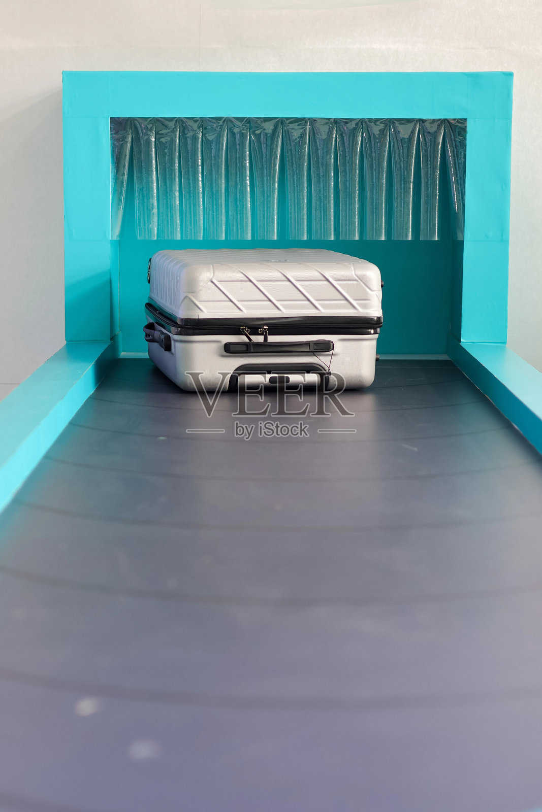 传送带上的行李箱照片摄影图片