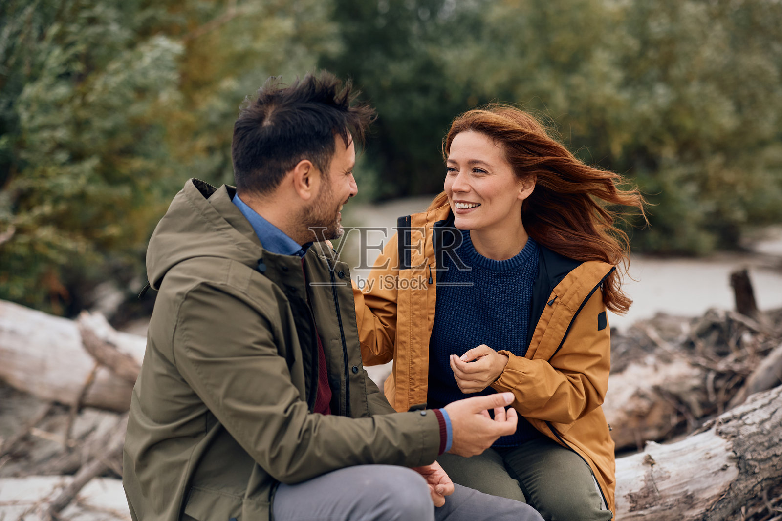 一对幸福的情侣在秋日的大自然中交谈。照片摄影图片