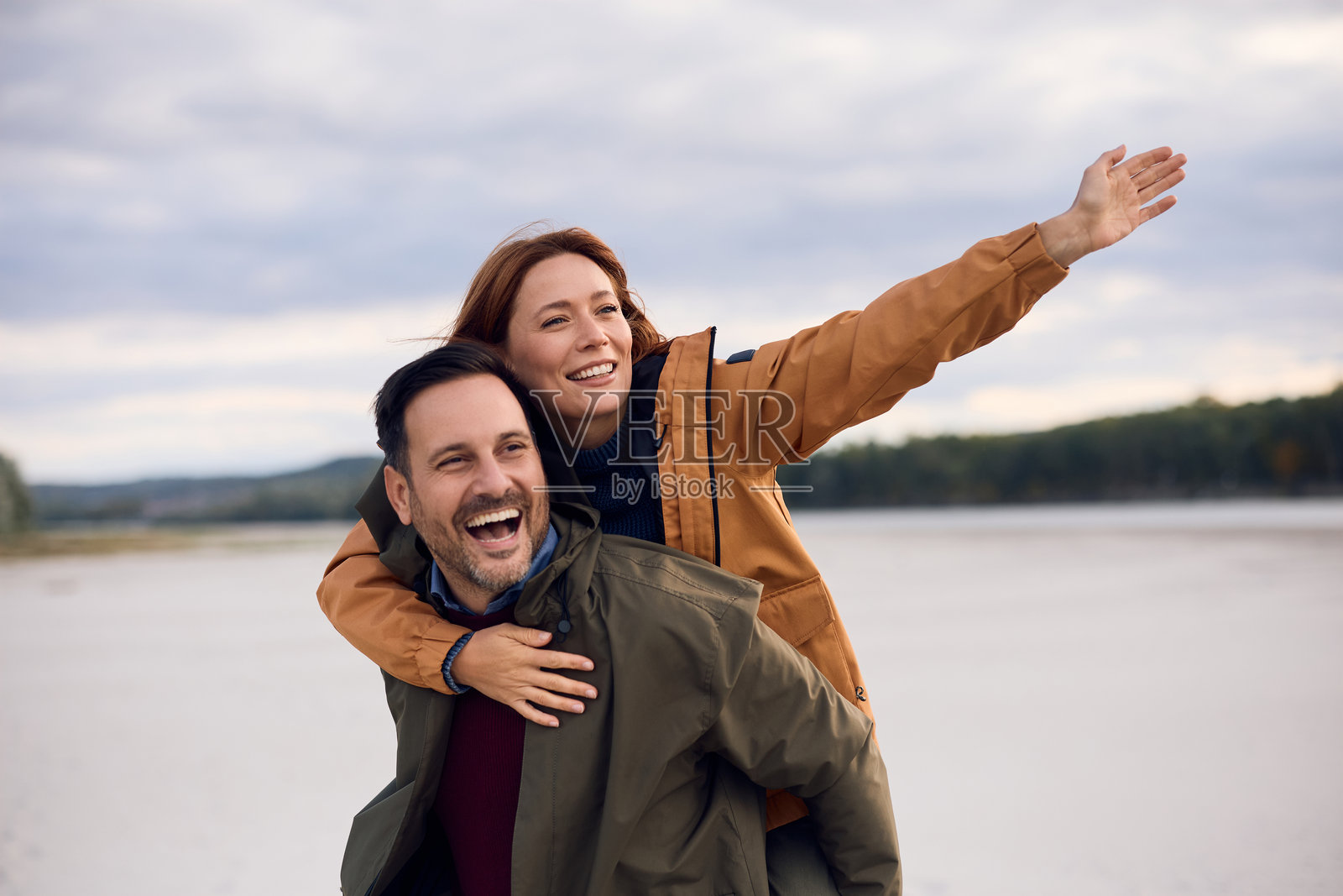 秋日里，一对快乐的夫妇在户外大自然中玩耍。照片摄影图片