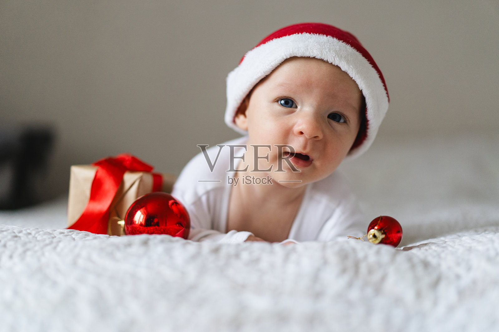 一个戴着红色圣诞帽的婴儿照片摄影图片