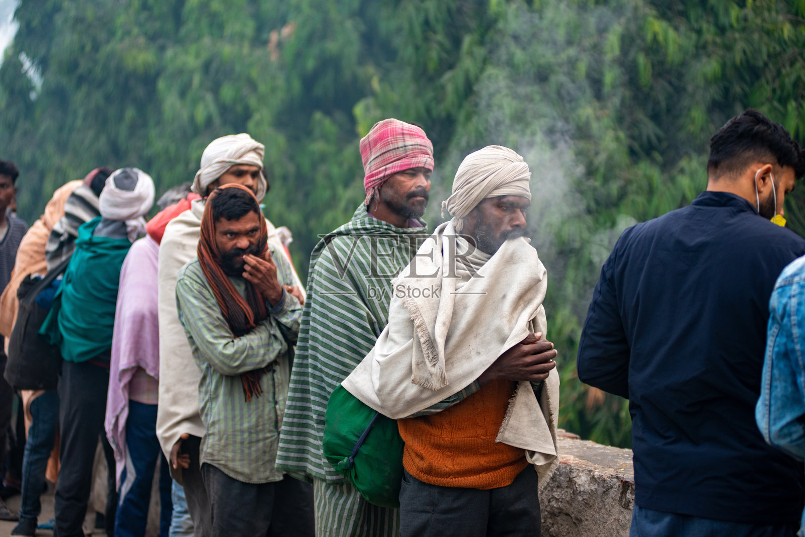 无家可归的人在克什米尔门附近吃东西照片摄影图片