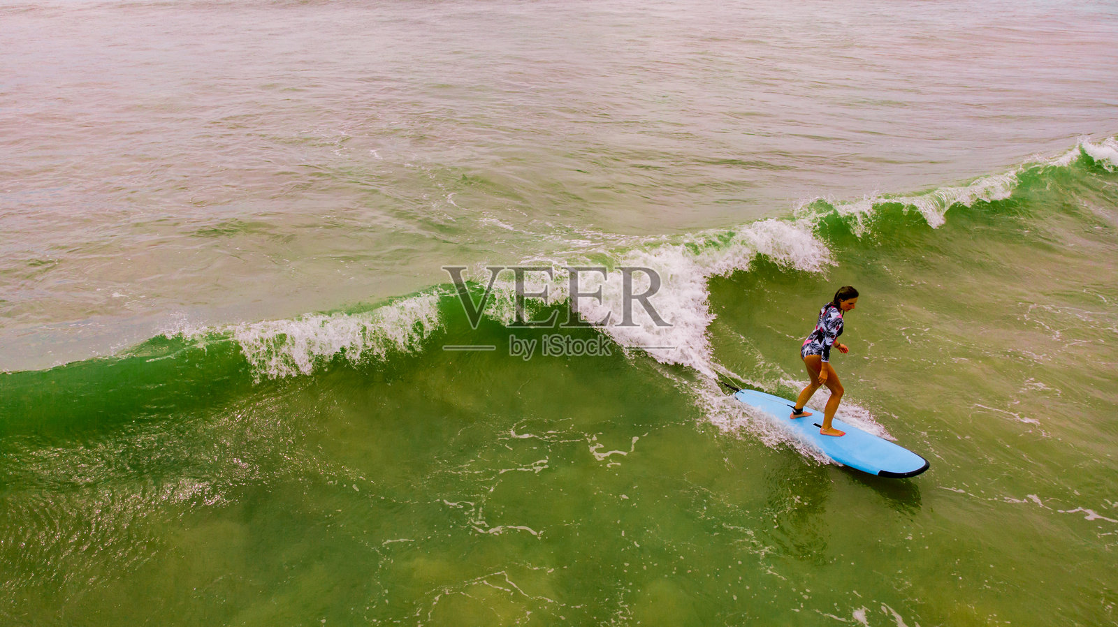 金发女子在希卡杜瓦海滩冲浪，位于维利格马照片摄影图片