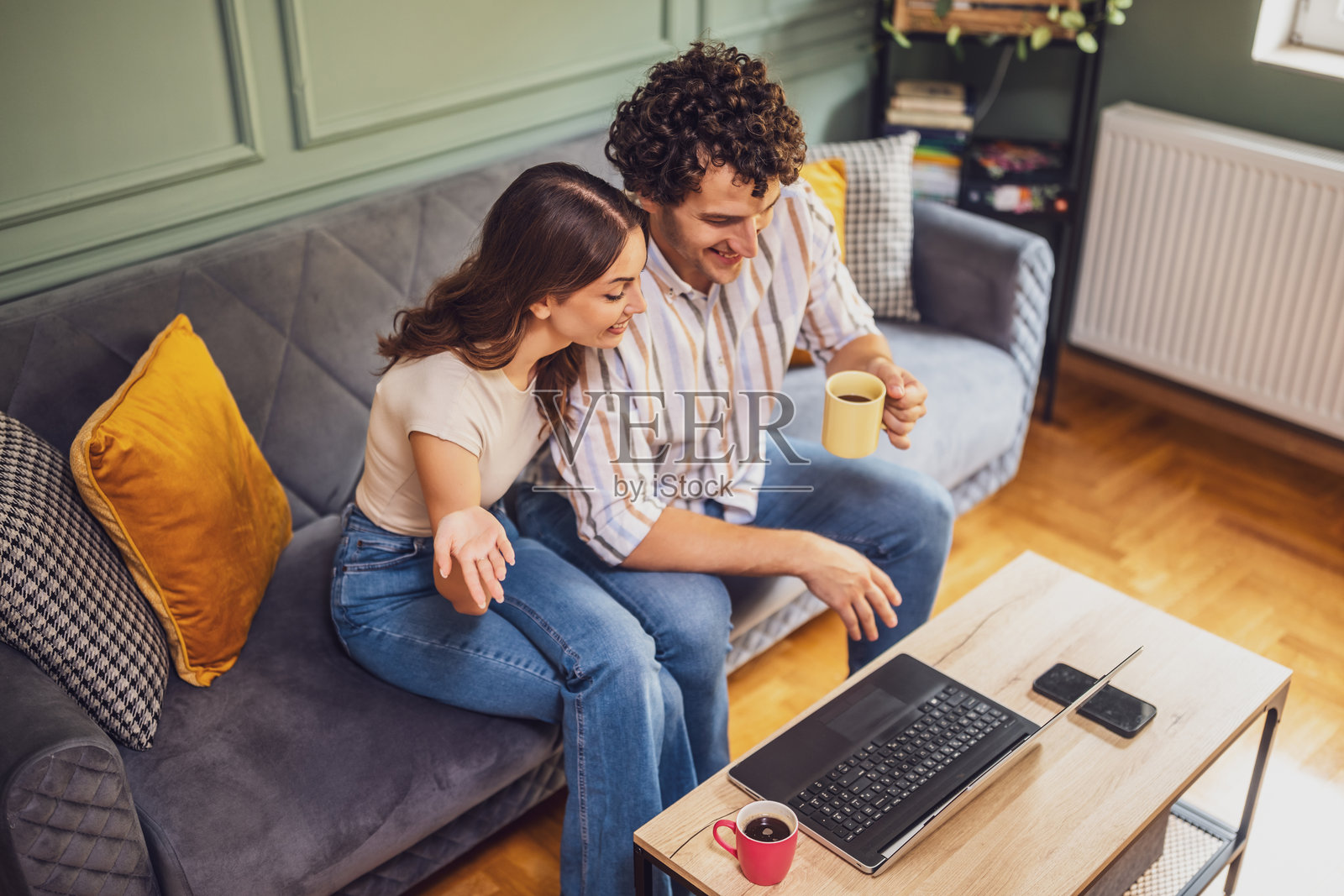 居家情侣照片摄影图片