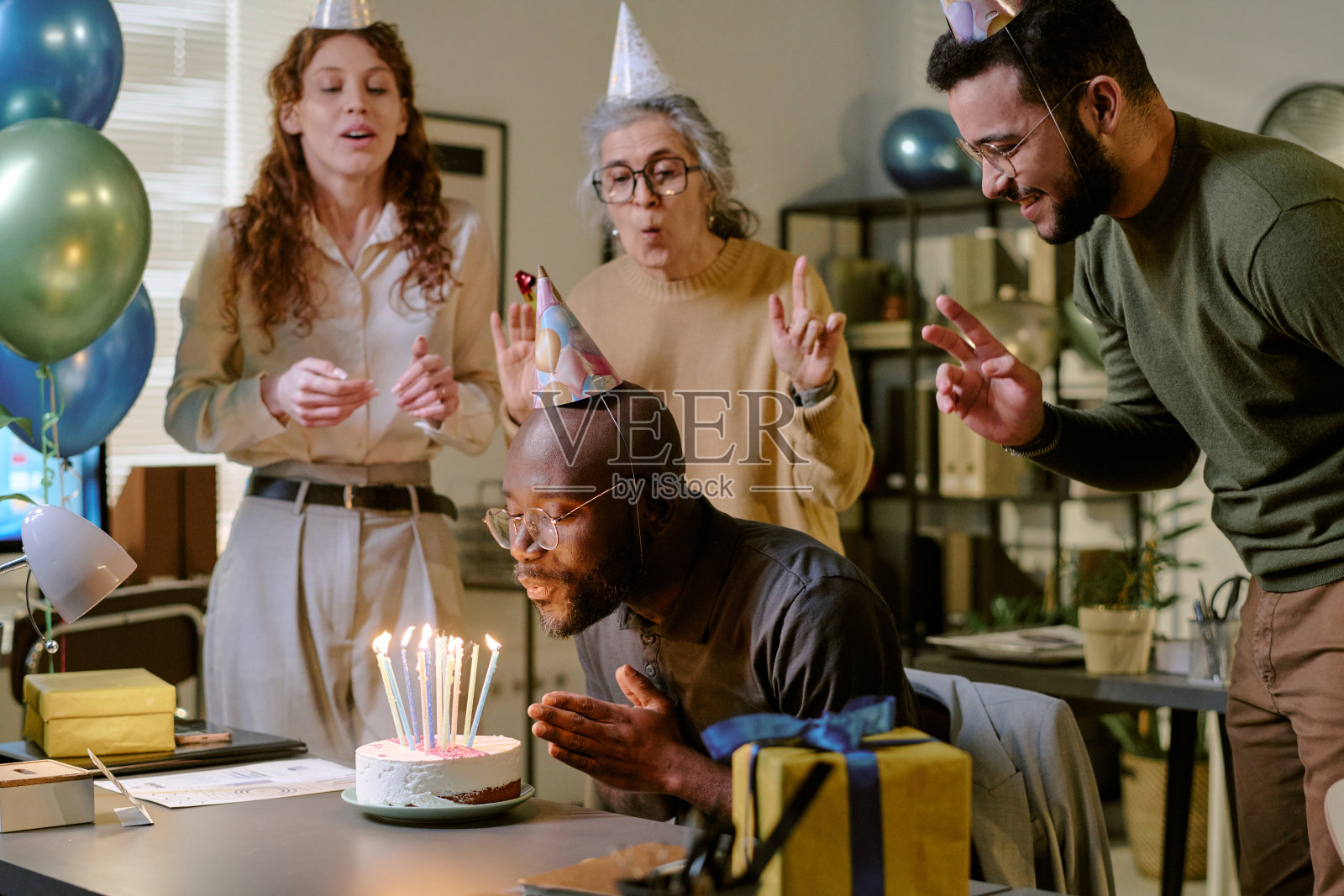 一群不同族裔的年轻和中年成年人正在庆祝生日派对照片摄影图片