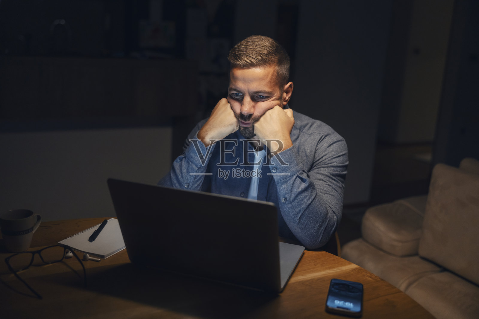 男人深夜工作，承受着压力和倦怠照片摄影图片