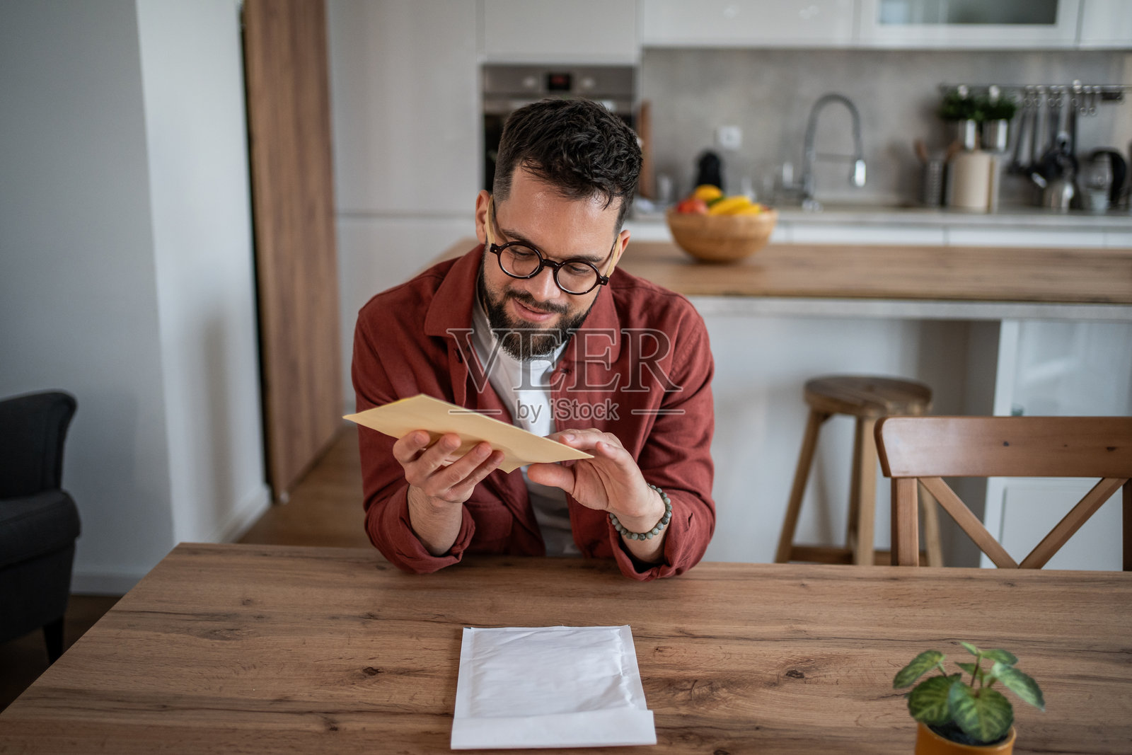 一个快乐的男人，脸上带着开朗的笑容，正在阅读邮件照片摄影图片