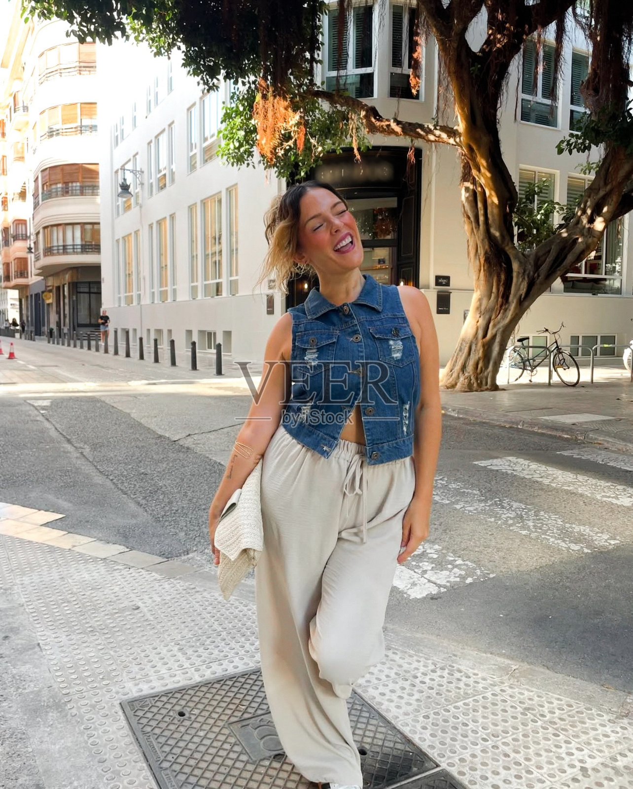 开心女士在街头摆姿势照片摄影图片