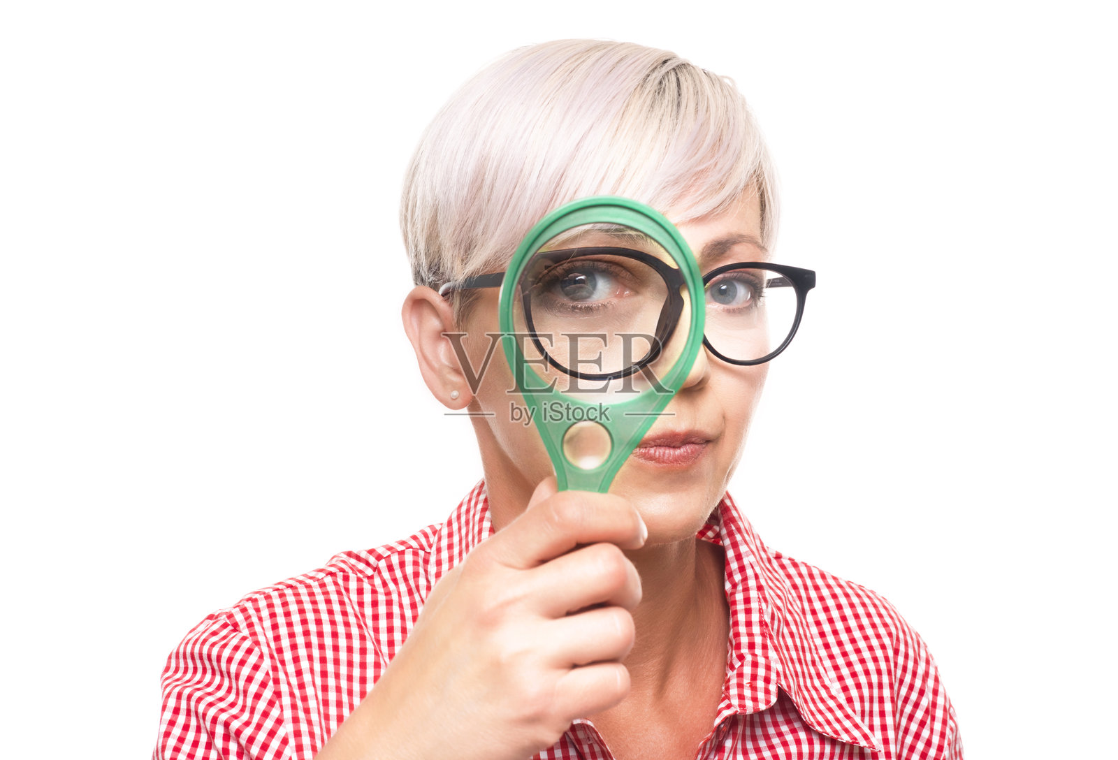 一位成年女性在白色背景下，使用放大镜进行观察。照片摄影图片