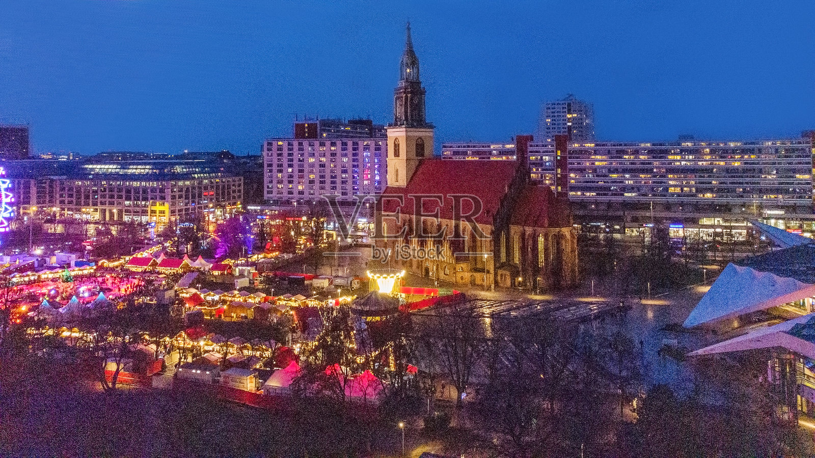 柏林圣母教堂旁的圣诞市场（以及柏林红场市政厅）照片摄影图片