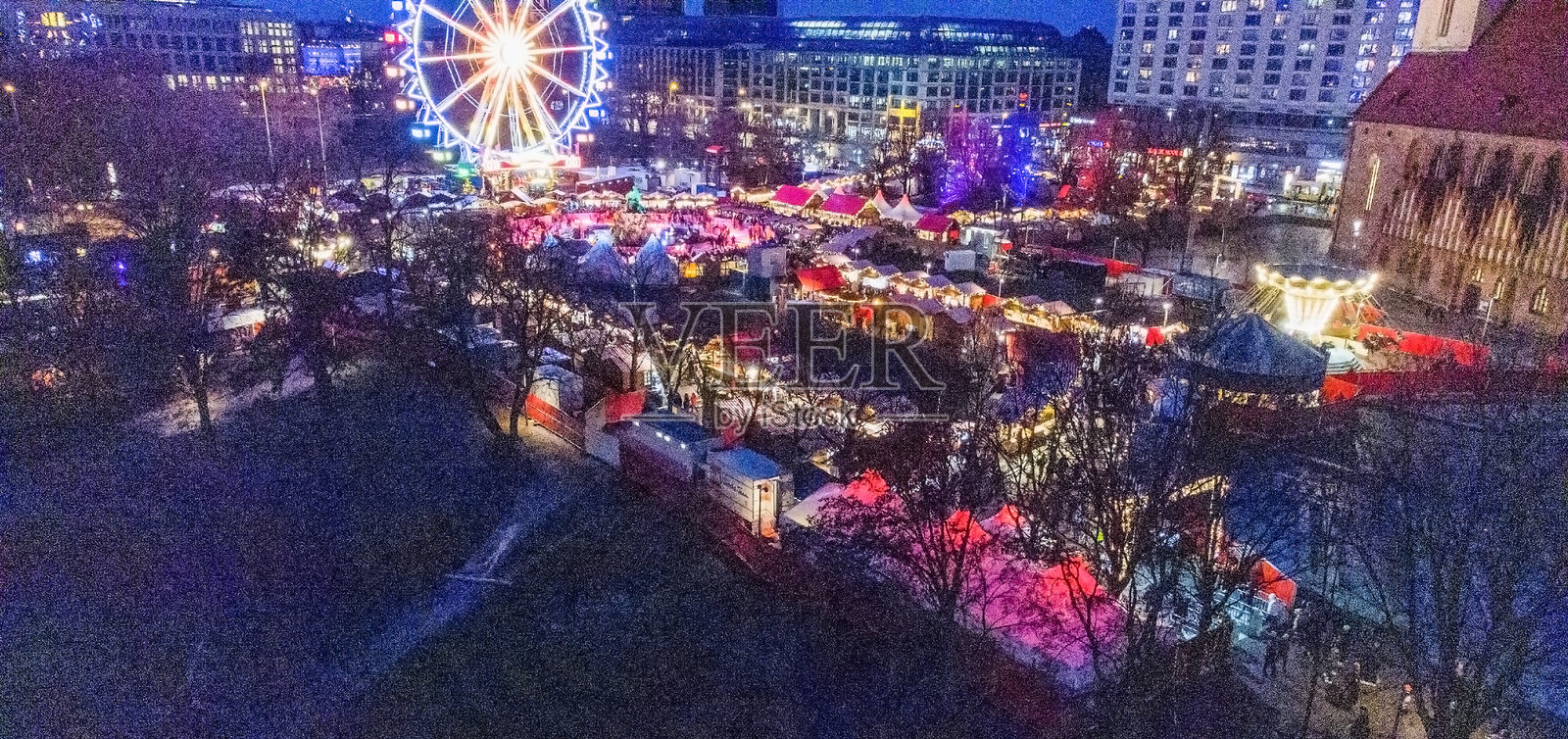 柏林红场，黄昏中的摩天轮，圣诞节将至照片摄影图片