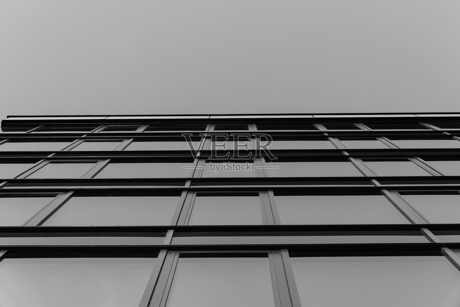 现代玻璃建筑外观，黑白色调照片摄影图片