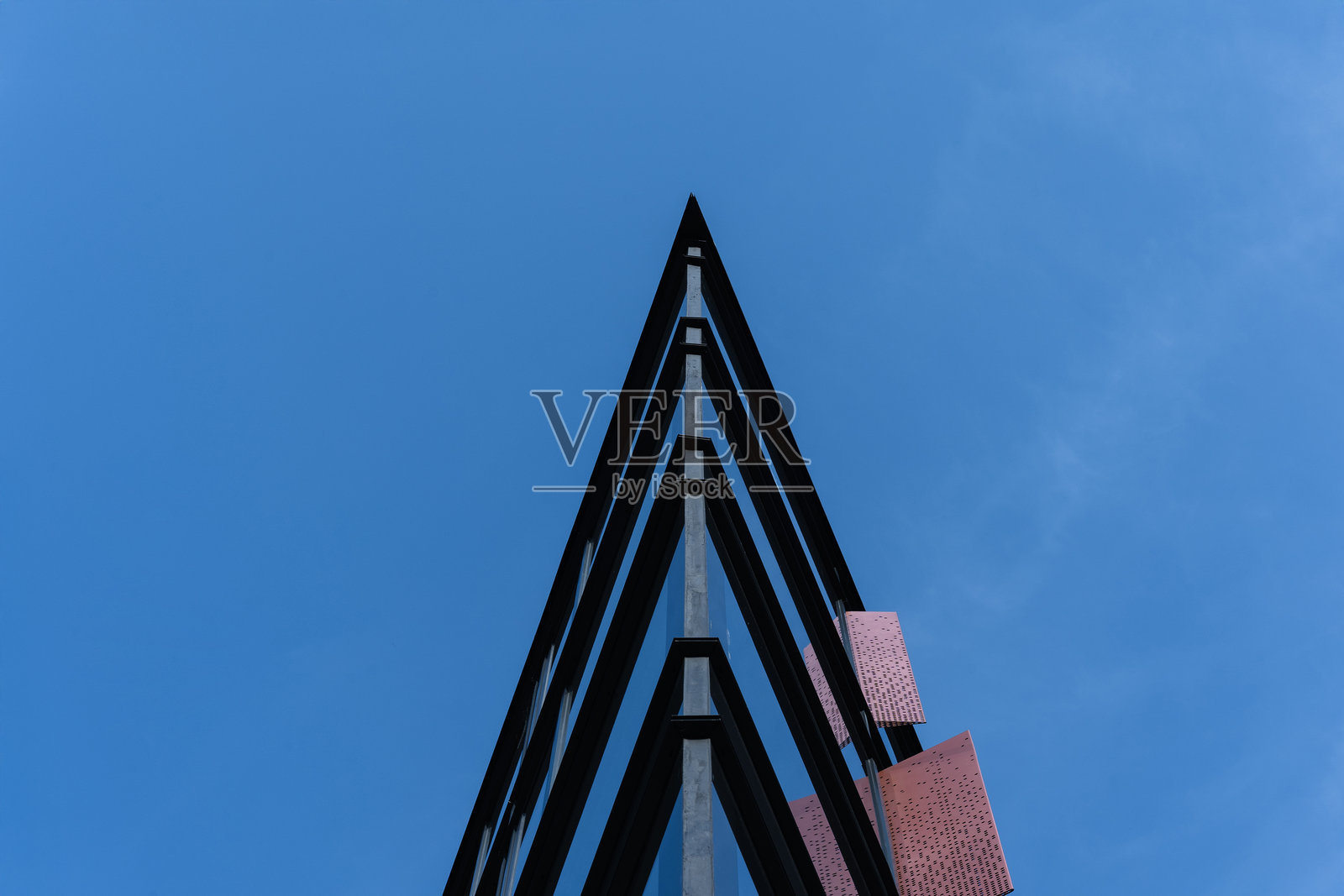 现代玻璃建筑尖顶仰望天空照片摄影图片