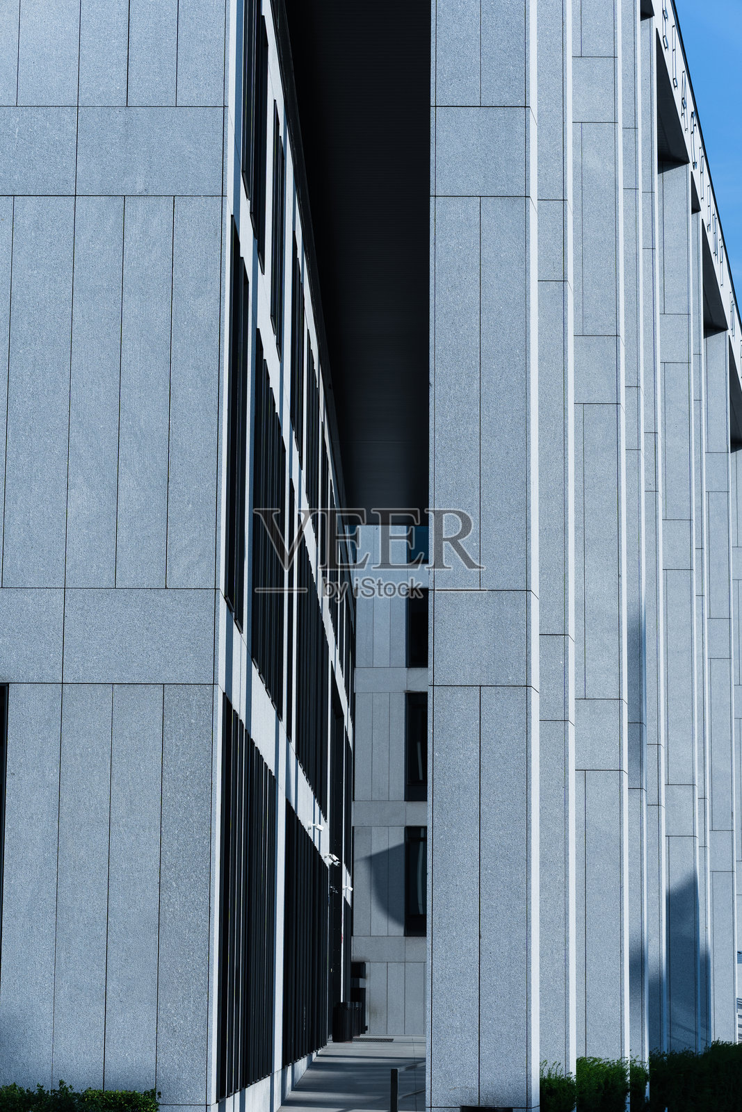 具有几何立面的现代办公楼照片摄影图片