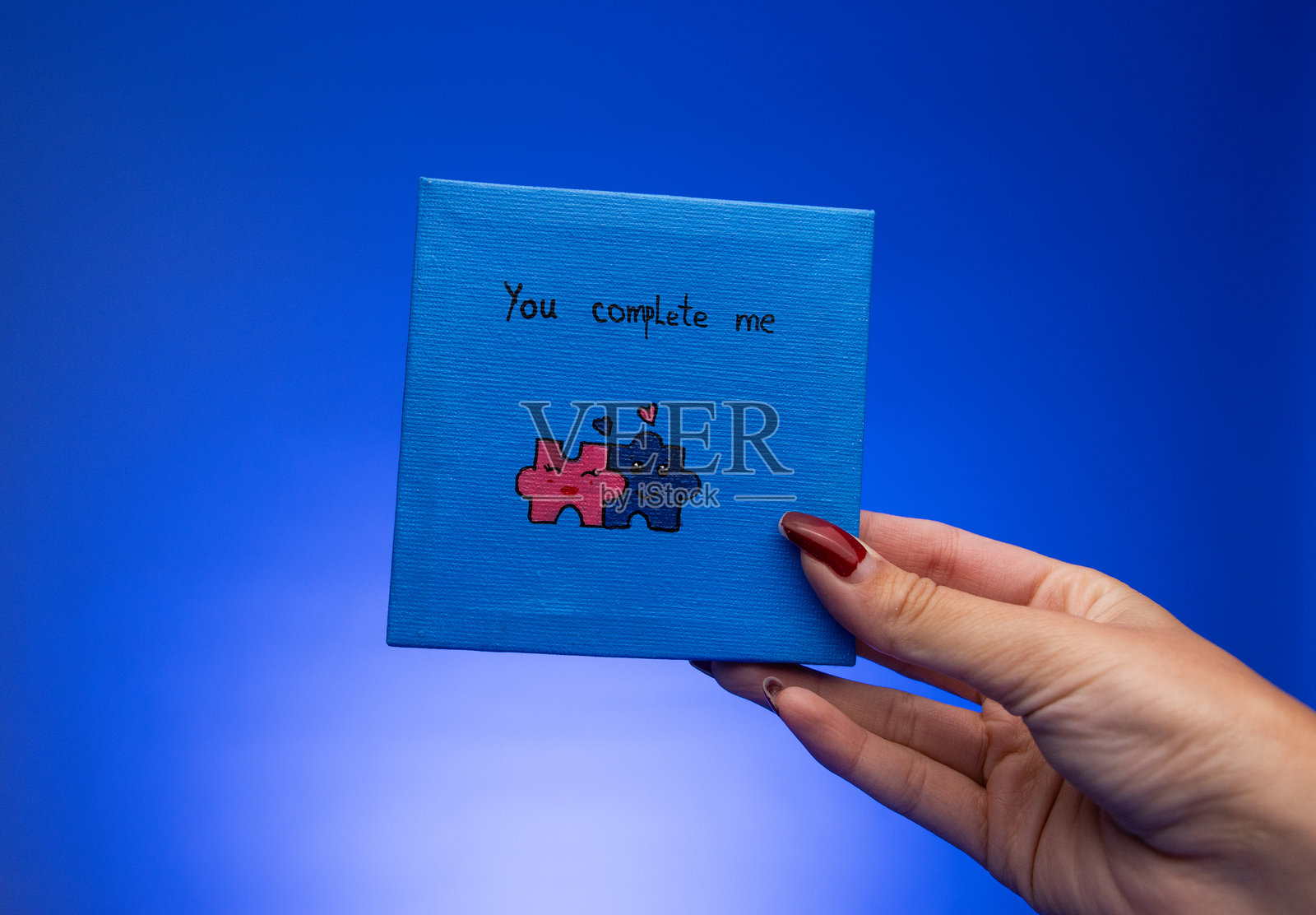 两块拼图的可爱小画。你成就了我。亚克力画。艺术。可爱的画布画。爱情画。照片摄影图片