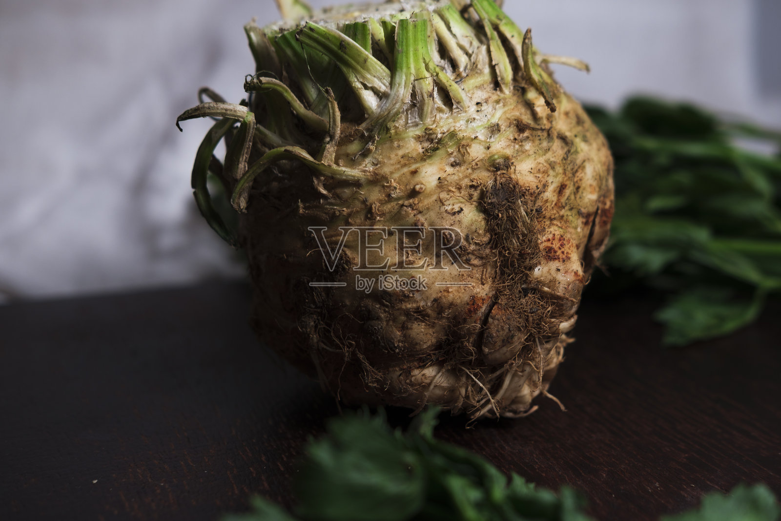 刚从农贸市场买来的新鲜芹菜根，带泥，生食照片摄影图片