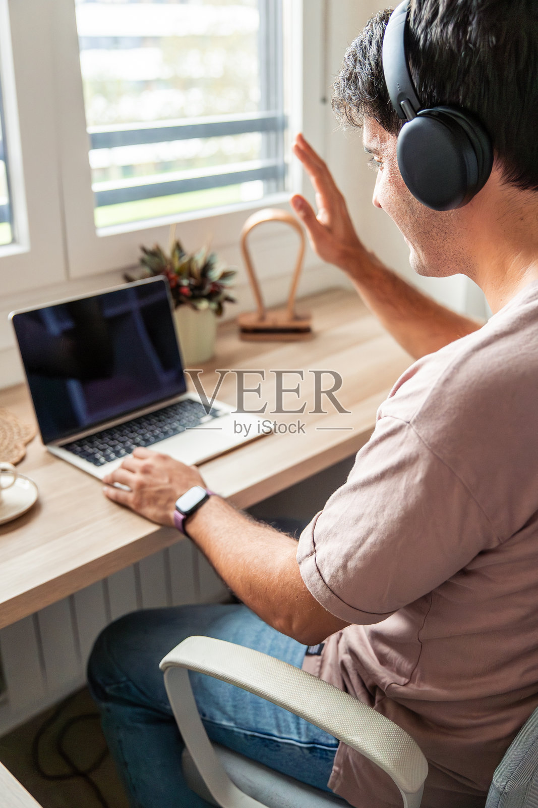 年轻的西班牙裔男性在家进行远程办公，进行视频通话照片摄影图片