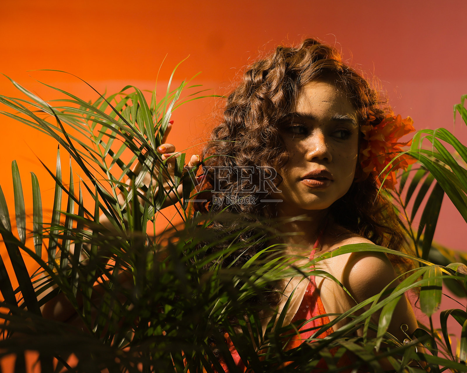 海滩上的女人照片摄影图片