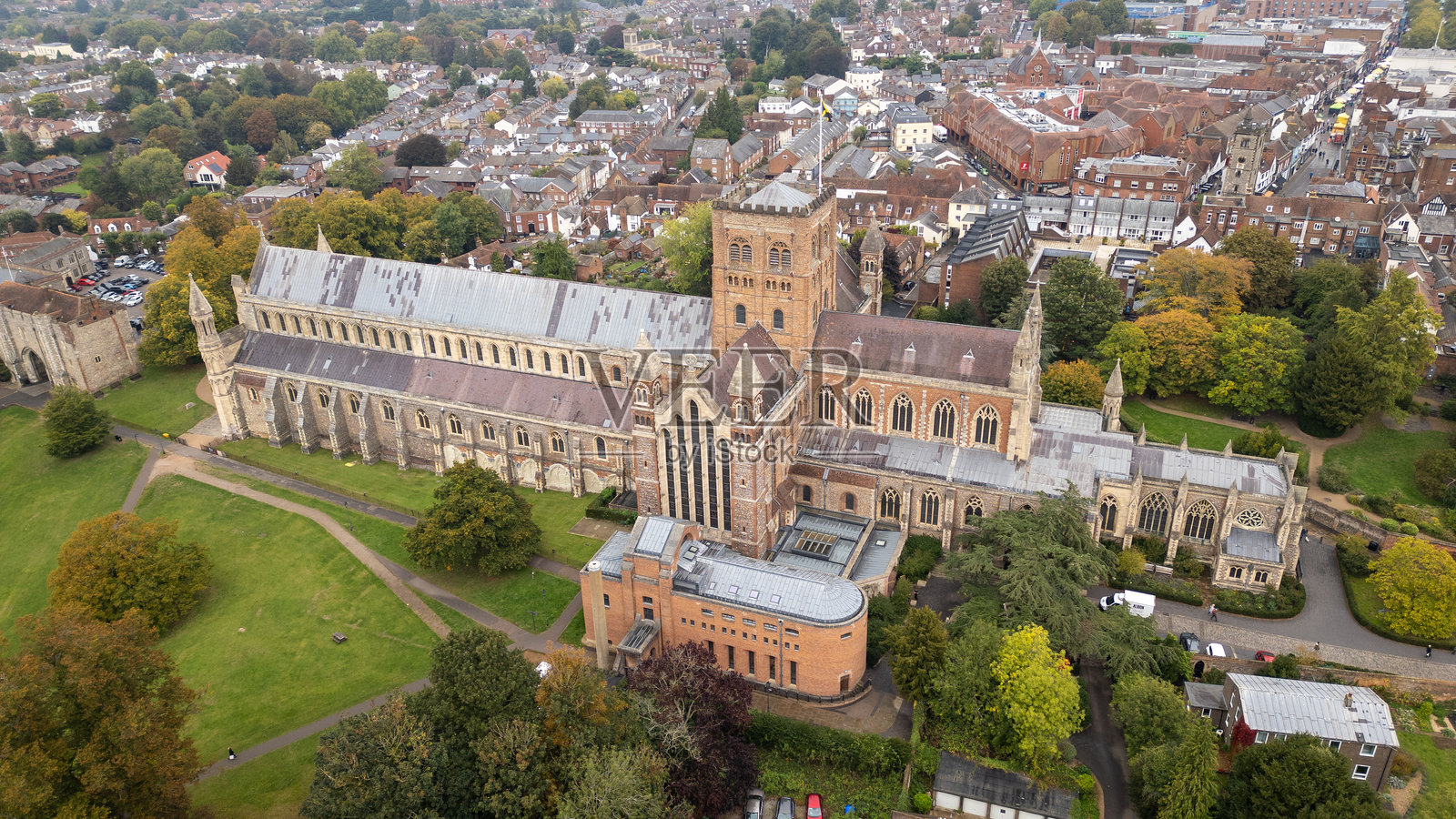 英格兰赫特福德郡圣奥尔本斯大教堂的航拍无人机照片照片摄影图片