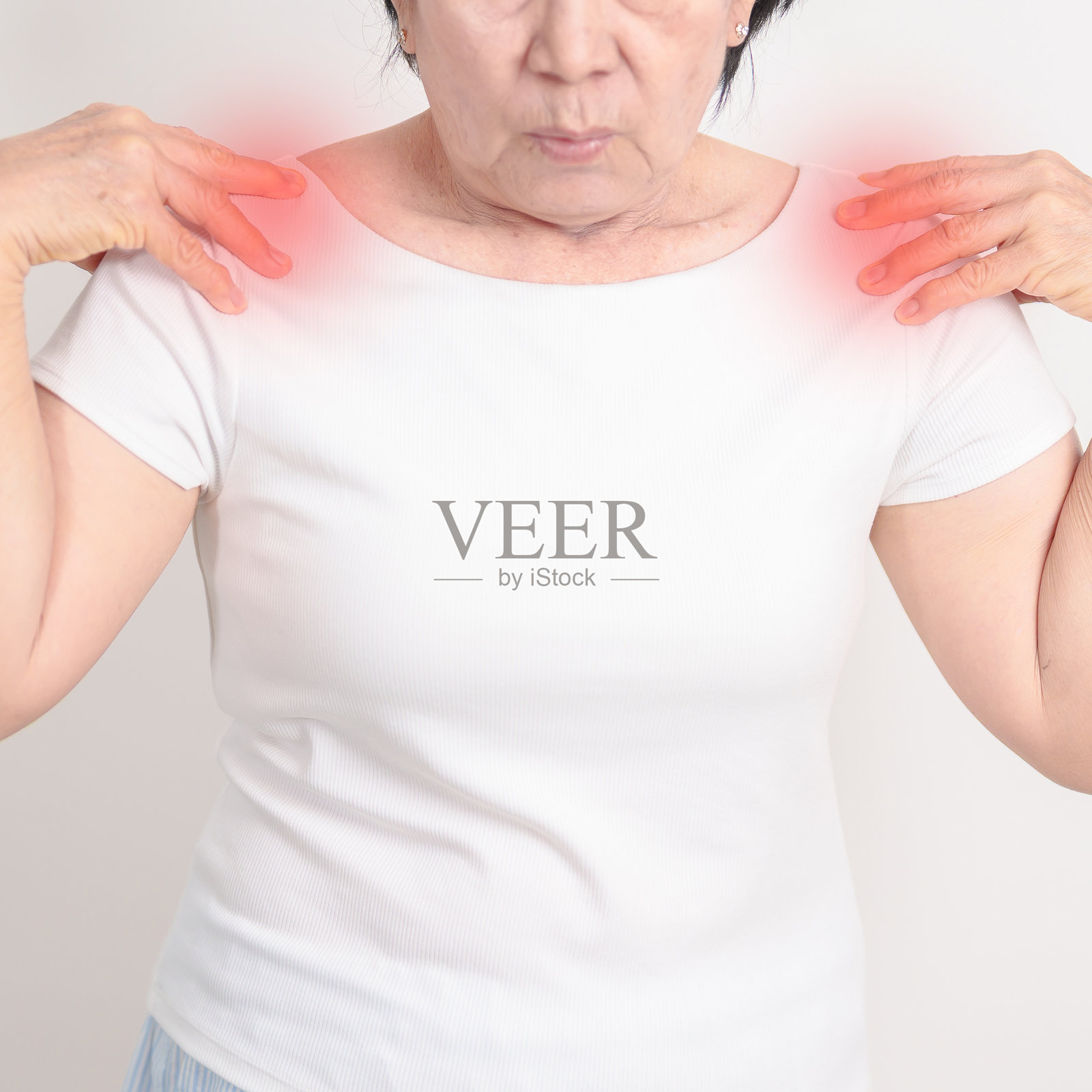 老年女性肩部疼痛，与肌肉炎症和扭伤、肌筋膜疼痛综合征及纤维肌痛、肩肌痛、肩胛骨僵硬、颈椎、风湿病和医疗保健有关照片摄影图片