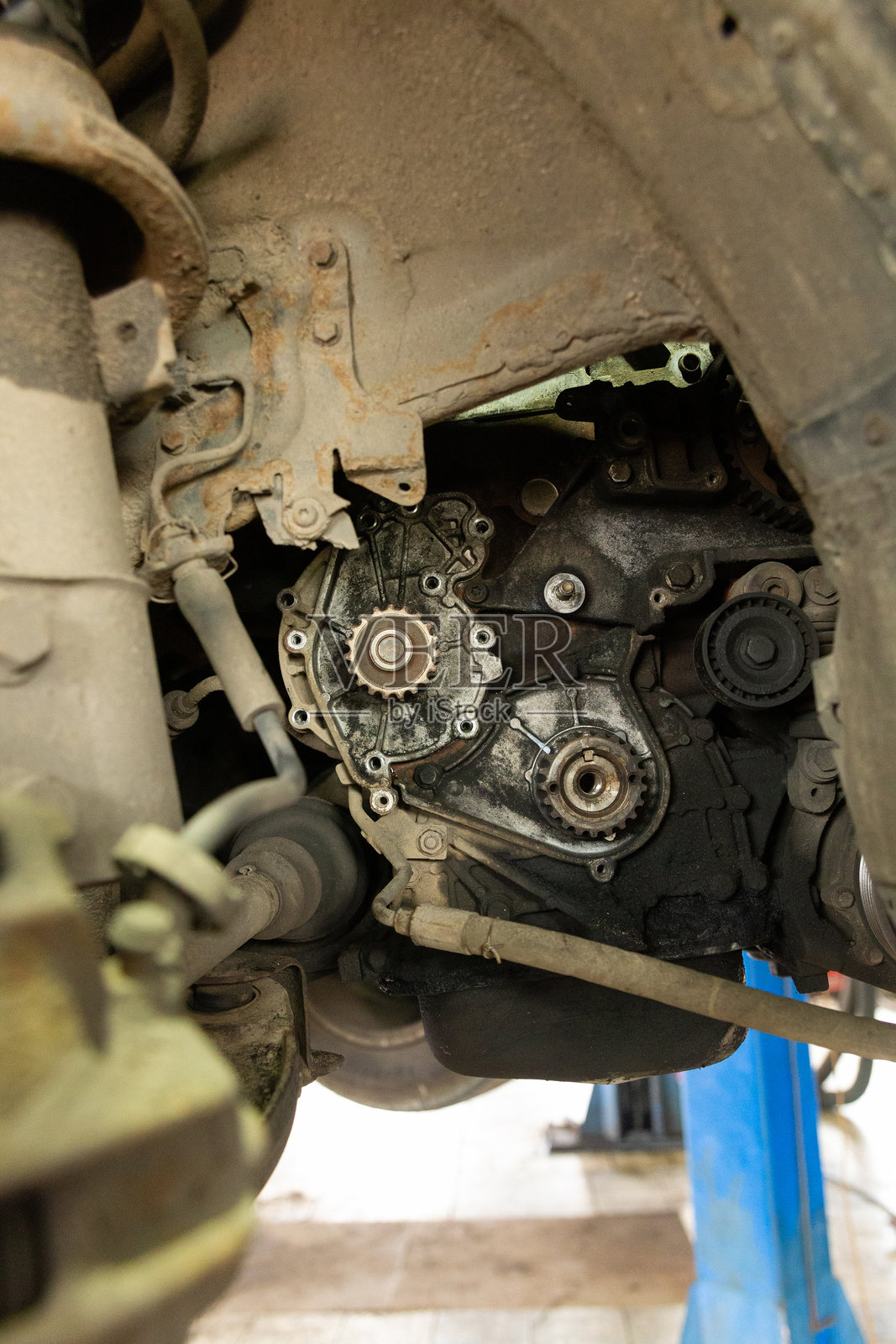 一辆肮脏油腻的汽车发动机的特写镜头照片摄影图片