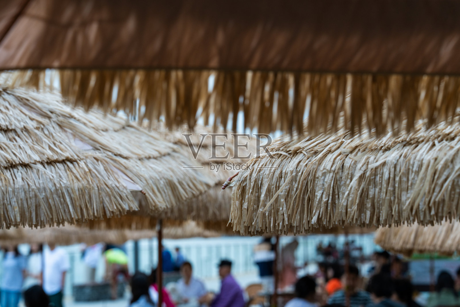 户外咖啡馆的草编遮阳伞照片摄影图片