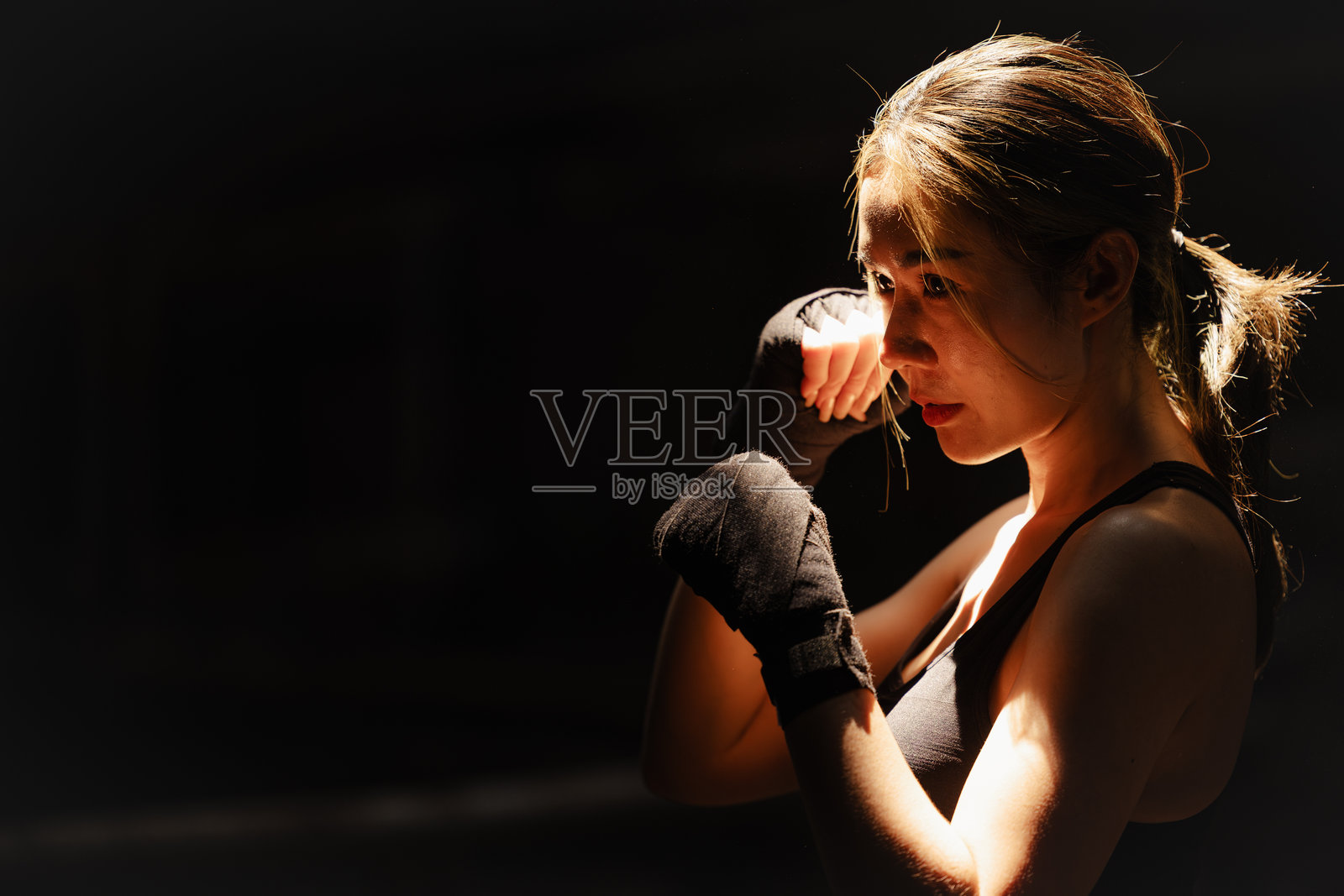 泰拳，泰拳拳击手肖像，年轻女拳击手，踢拳女选手，亚洲武术照片摄影图片