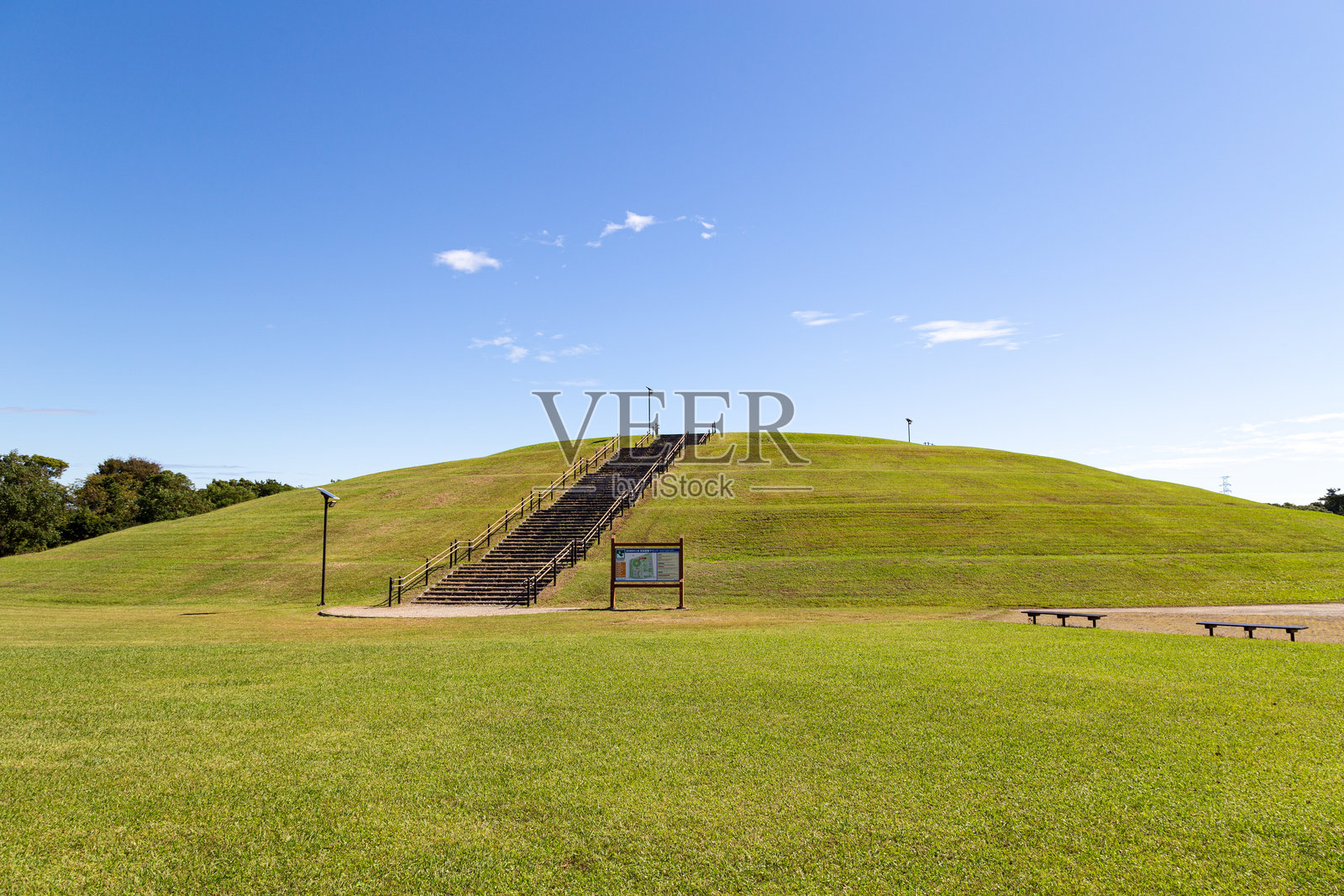 海啸疏散土丘和草地区域照片摄影图片