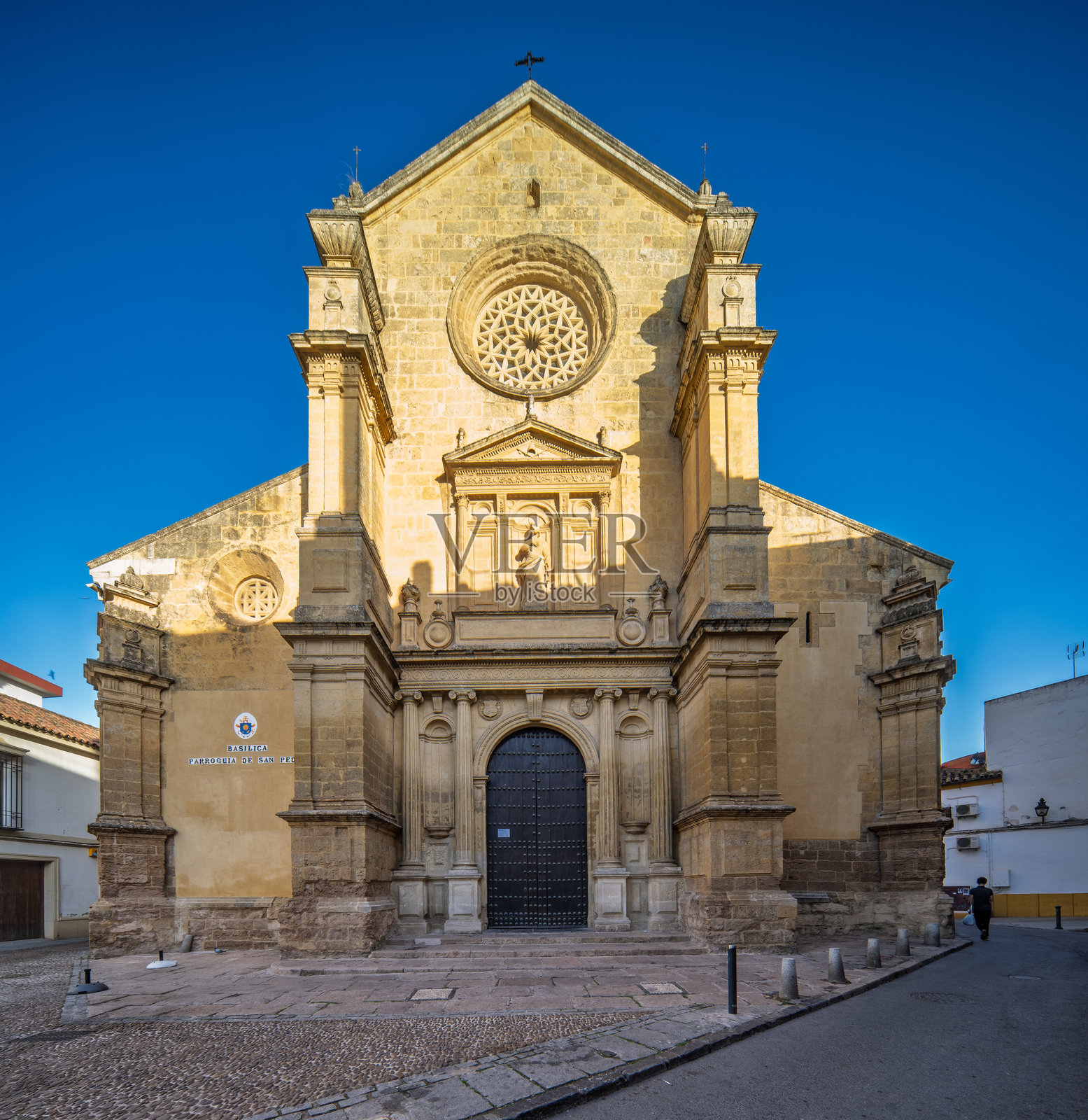 科尔多瓦的圣佩德罗大教堂在午后阳光下熠熠生辉照片摄影图片