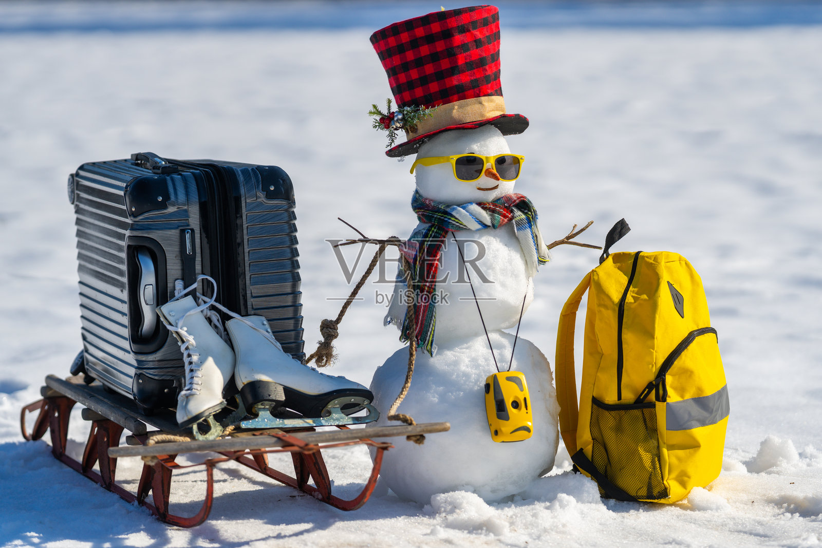 雪人送出的冬日礼物。冬季促销概念。圣诞节和新年庆祝活动。冬日假期场景。冬季配送服务。照片摄影图片