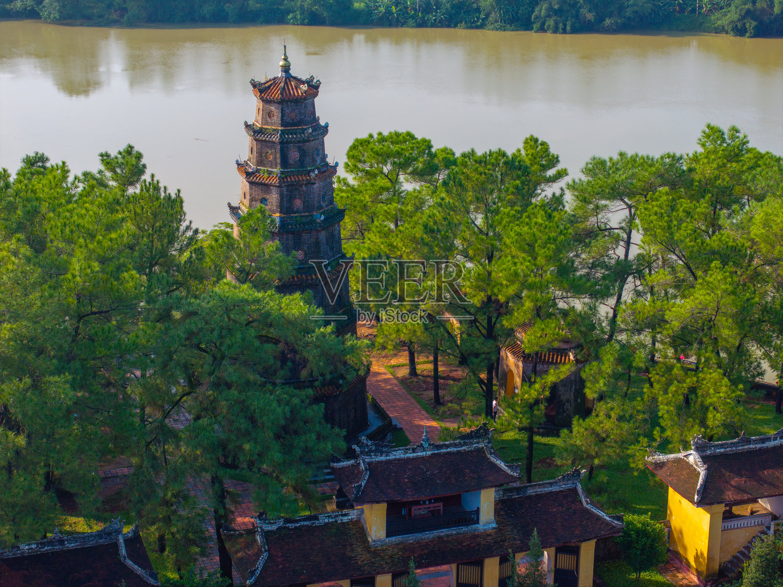 越南顺化天姥寺的鸟瞰图，它是越南顺化古城的一座古老寺庙。照片摄影图片
