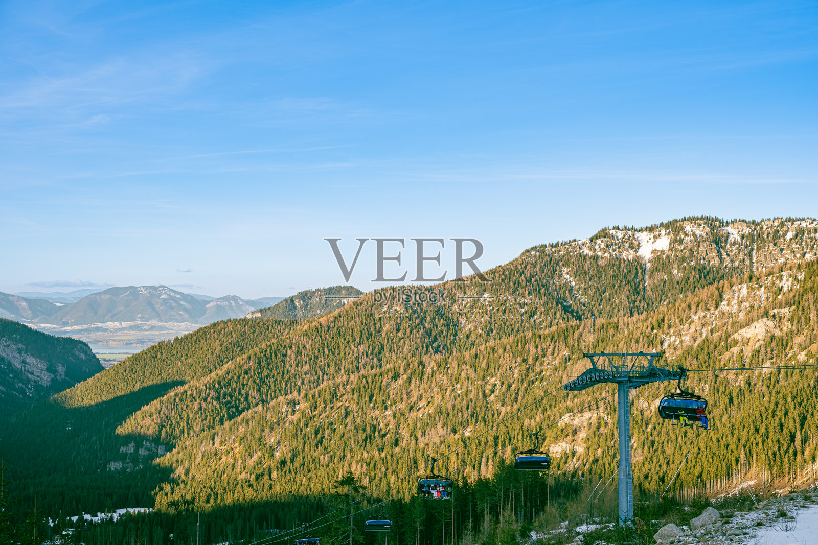 冬季滑雪胜地的空中缆车照片摄影图片