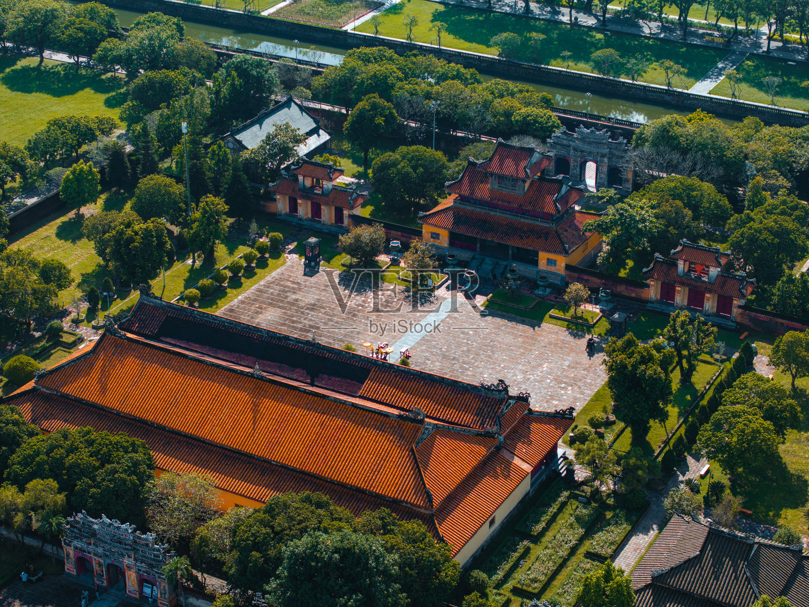 越南顺化皇城和顺化市的鸟瞰图。阮朝皇室宫殿。照片摄影图片