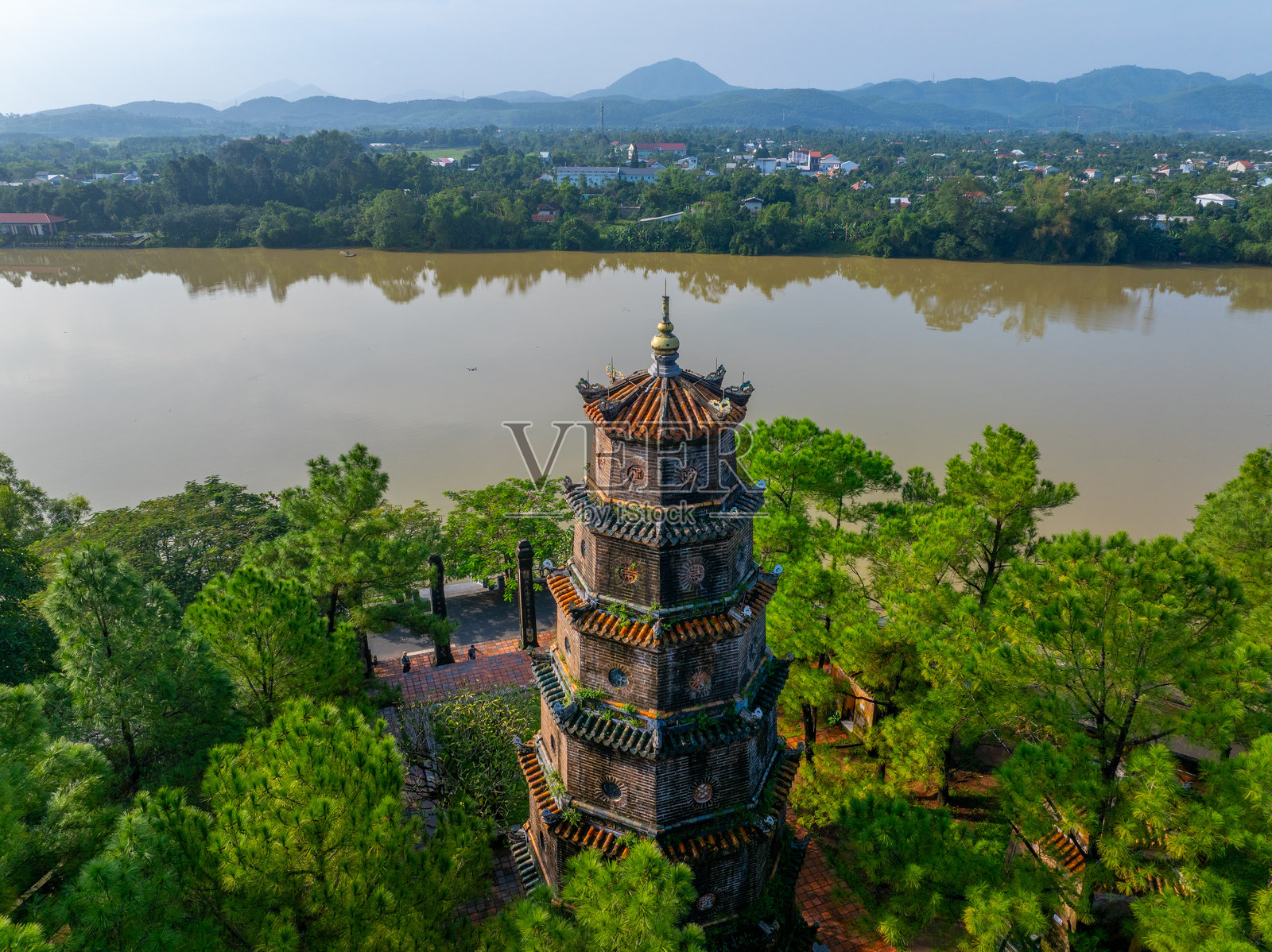 越南顺化天姥寺的鸟瞰图，它是越南顺化古城的一座古老寺庙照片摄影图片